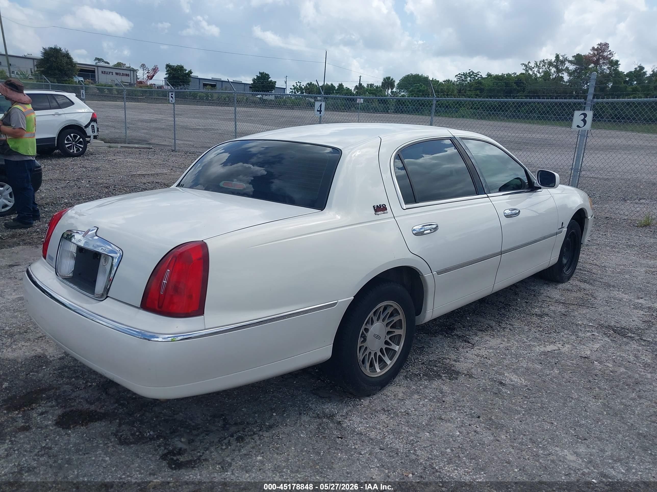 2002 Lincoln Town Car Signature White vin: 1LNHM82W72Y626314