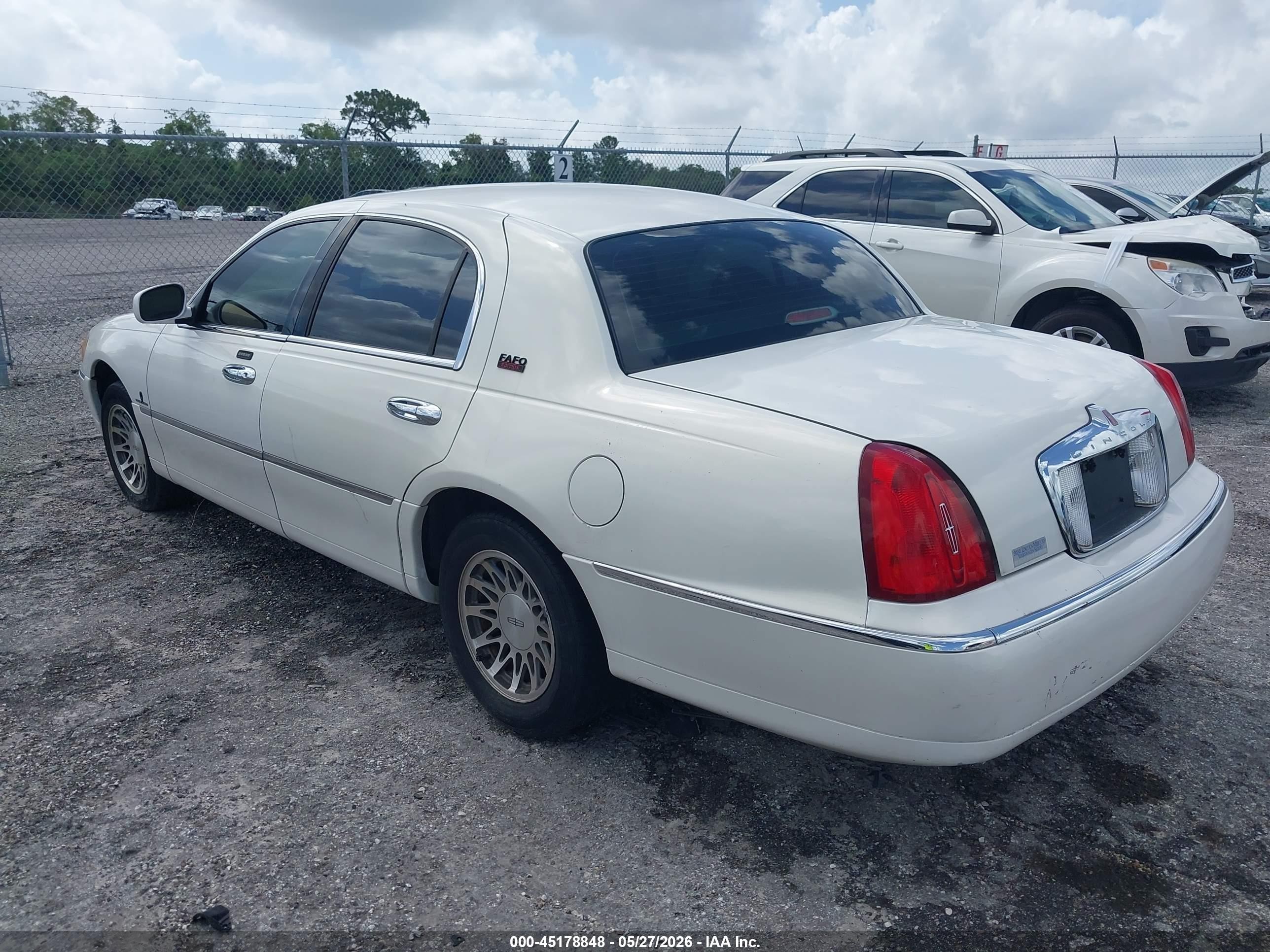 2002 Lincoln Town Car Signature White vin: 1LNHM82W72Y626314