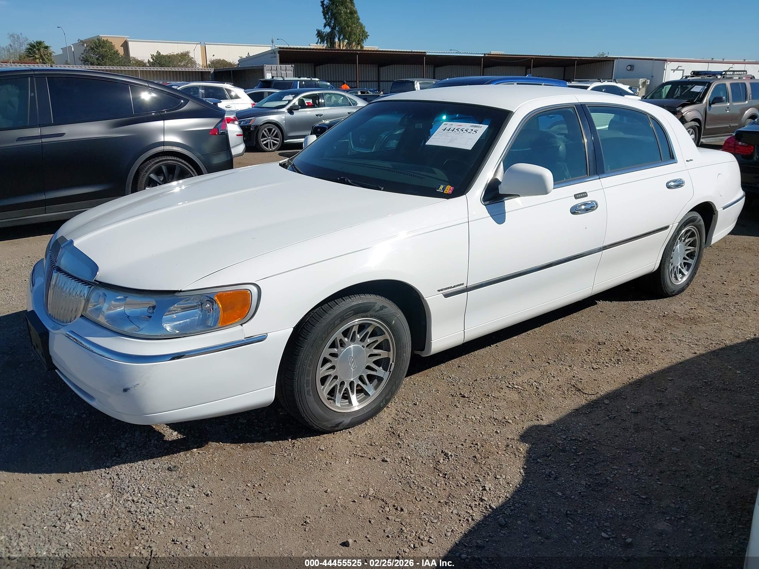 2002 Lincoln Town Car Signature White vin: 1LNHM82W72Y633036