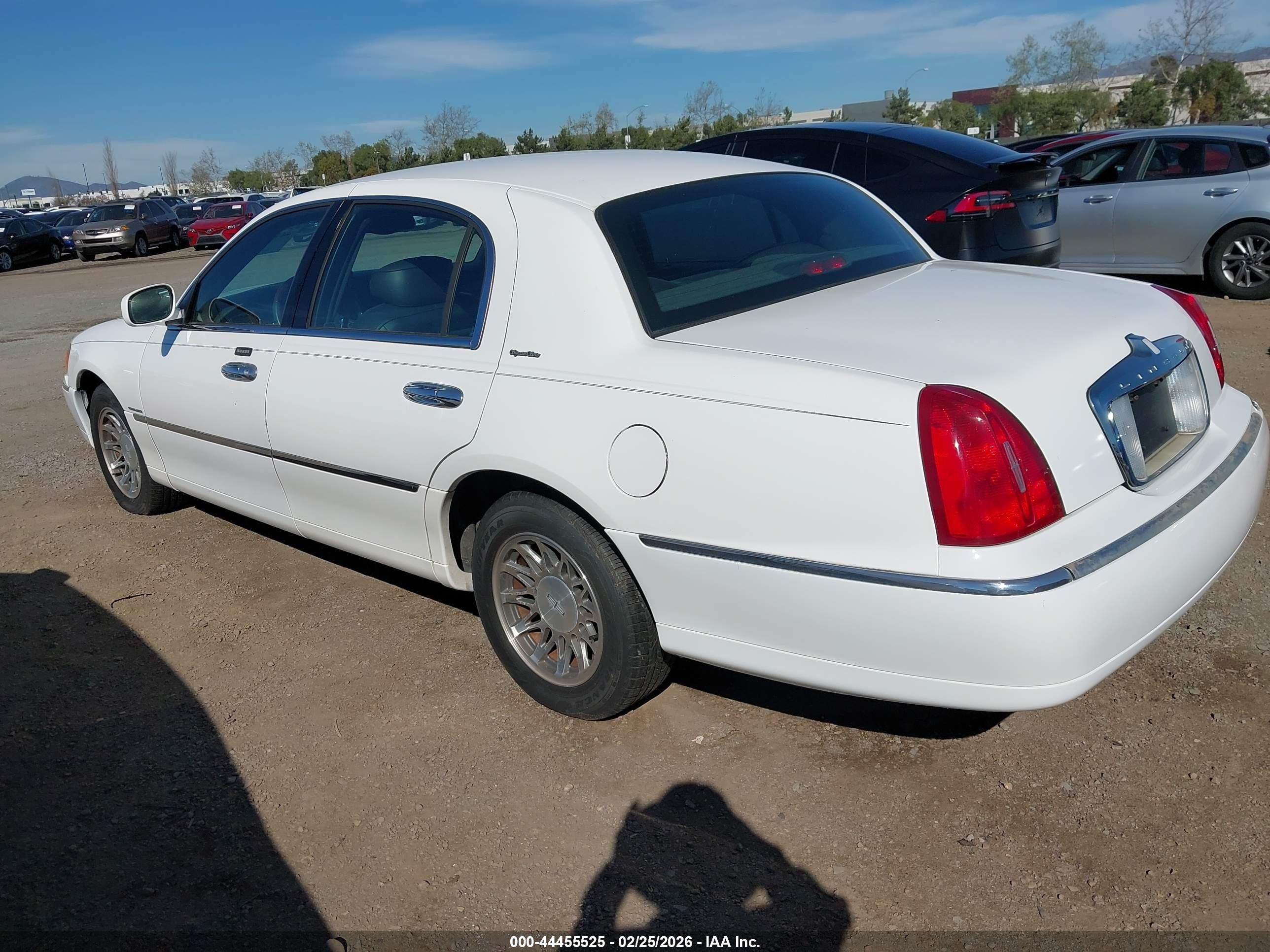 2002 Lincoln Town Car Signature White vin: 1LNHM82W72Y633036