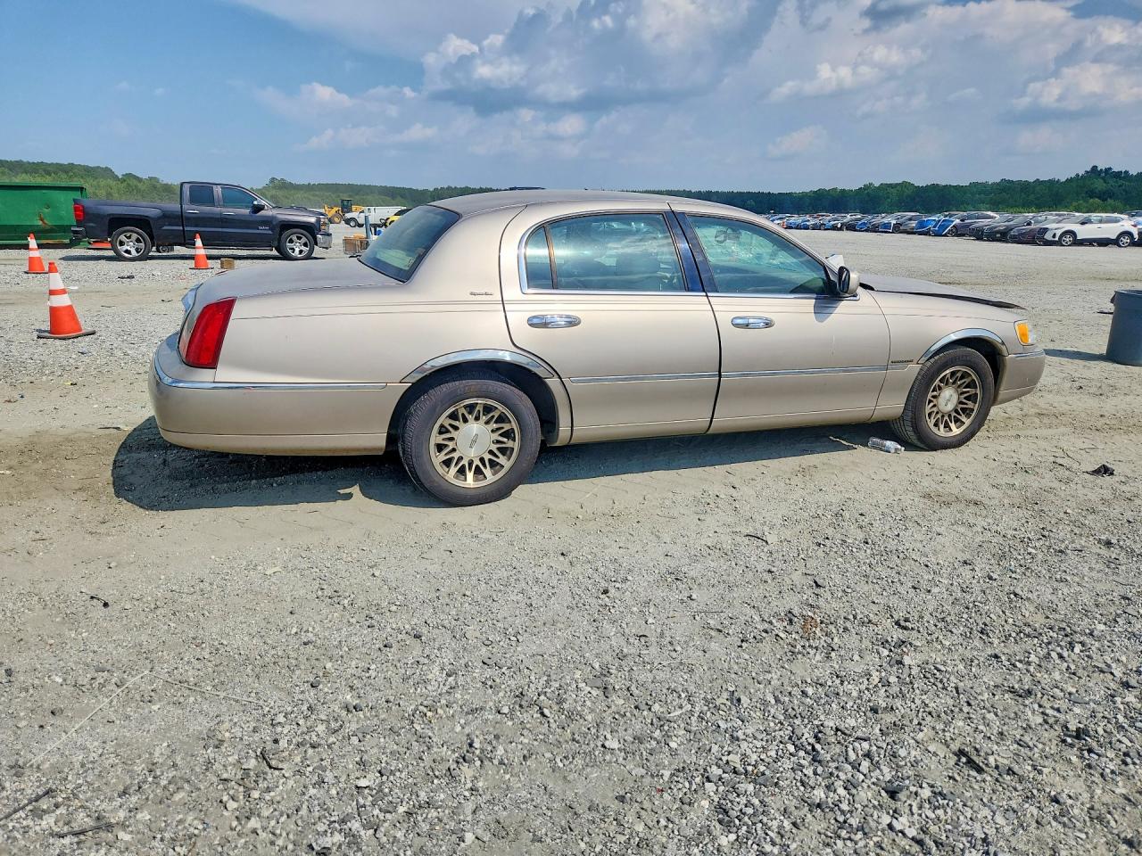 2002 Lincoln Town Car Signature Tan vin: 1LNHM82W72Y671883