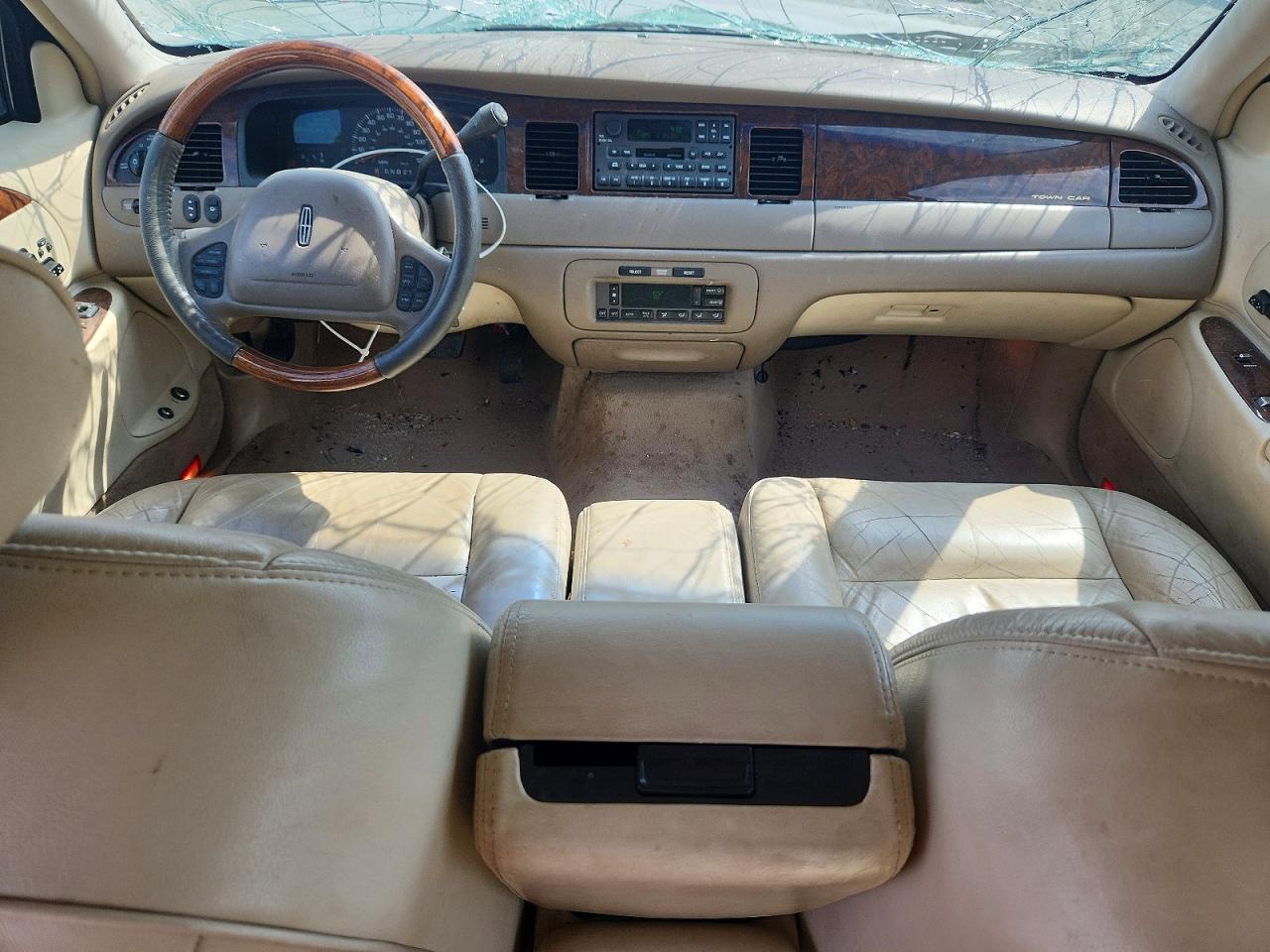 2002 Lincoln Town Car Signature Tan vin: 1LNHM82W72Y671883
