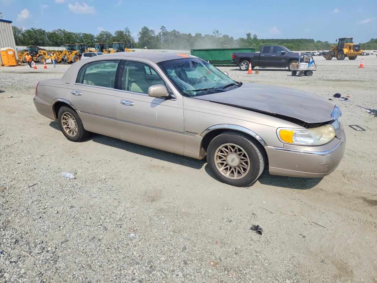 2002 Lincoln Town Car Signature Tan vin: 1LNHM82W72Y671883