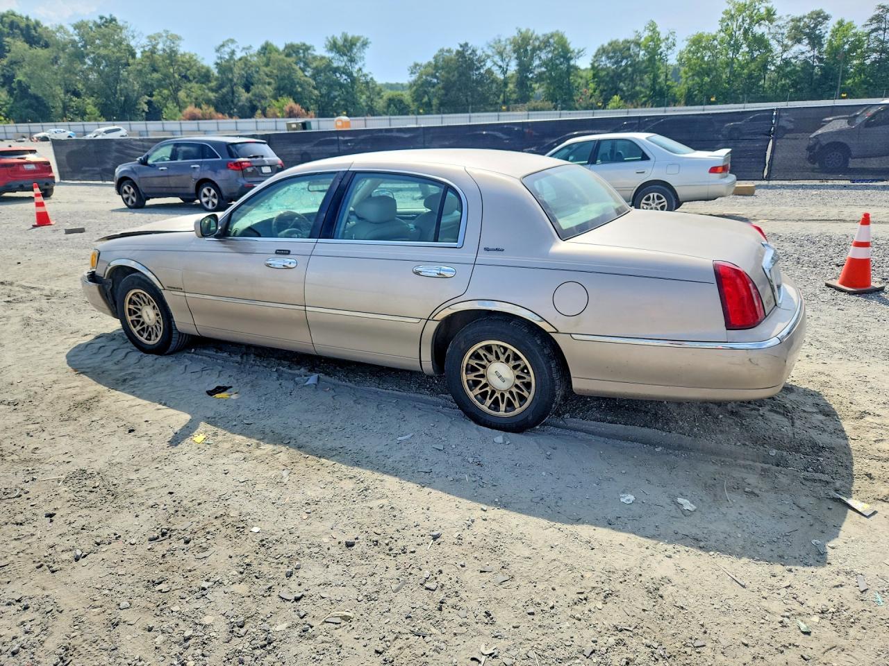 2002 Lincoln Town Car Signature Tan vin: 1LNHM82W72Y671883