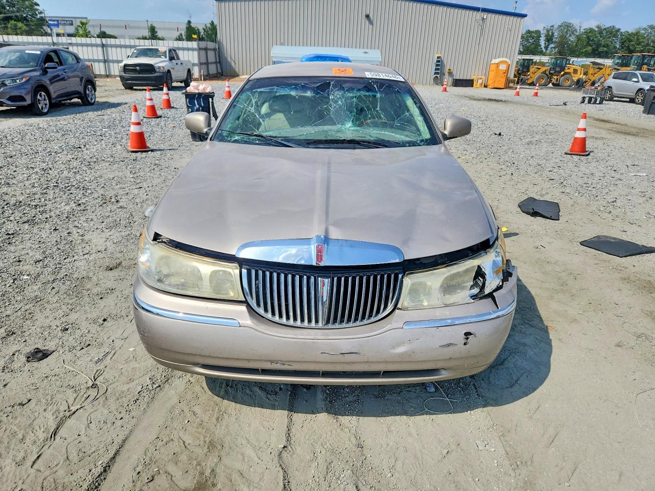2002 Lincoln Town Car Signature Tan vin: 1LNHM82W72Y671883