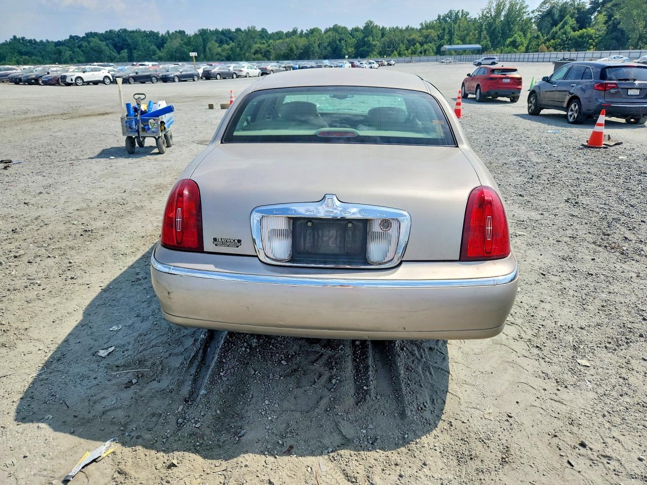 2002 Lincoln Town Car Signature Tan vin: 1LNHM82W72Y671883