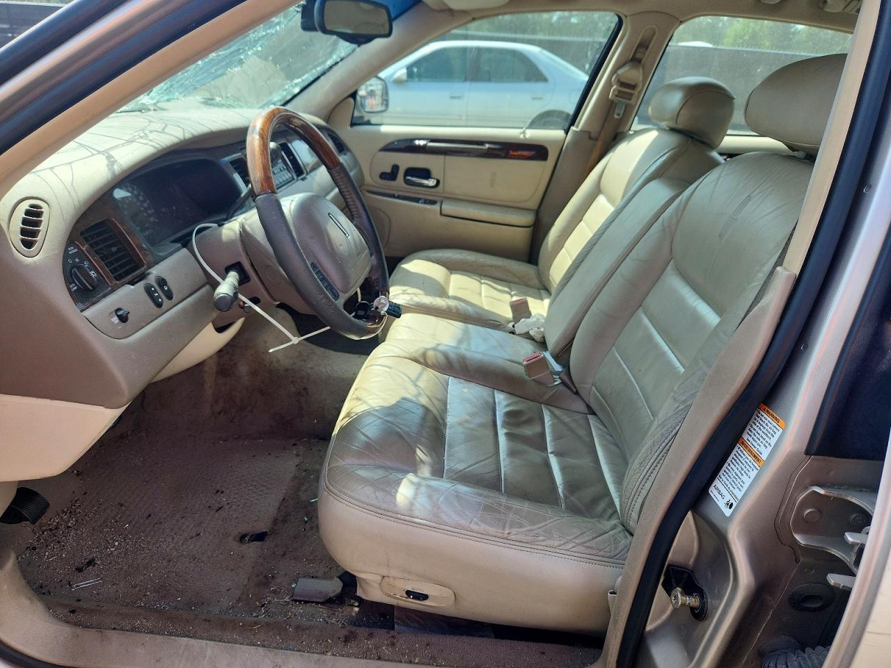 2002 Lincoln Town Car Signature Tan vin: 1LNHM82W72Y671883