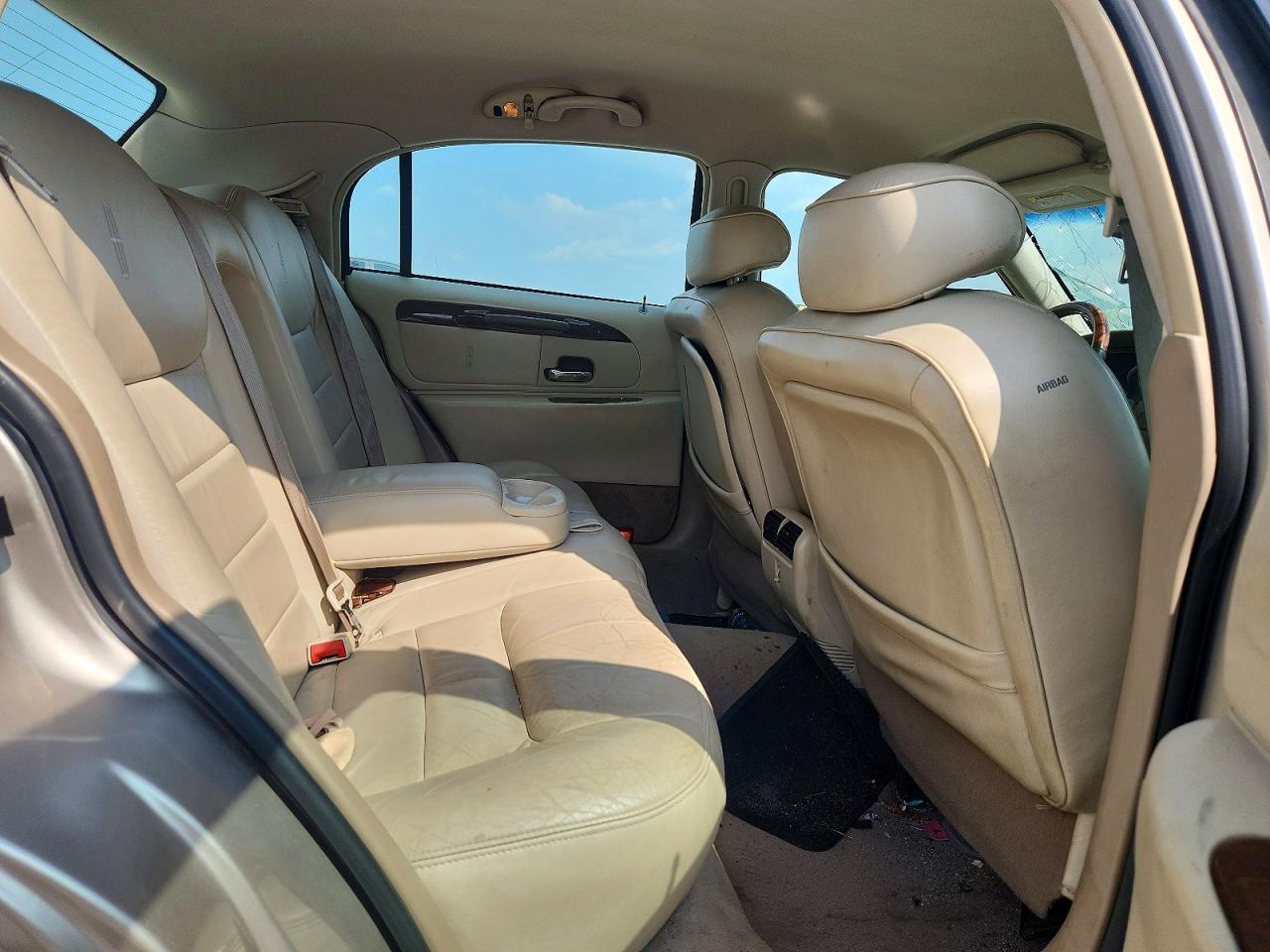 2002 Lincoln Town Car Signature Tan vin: 1LNHM82W72Y671883