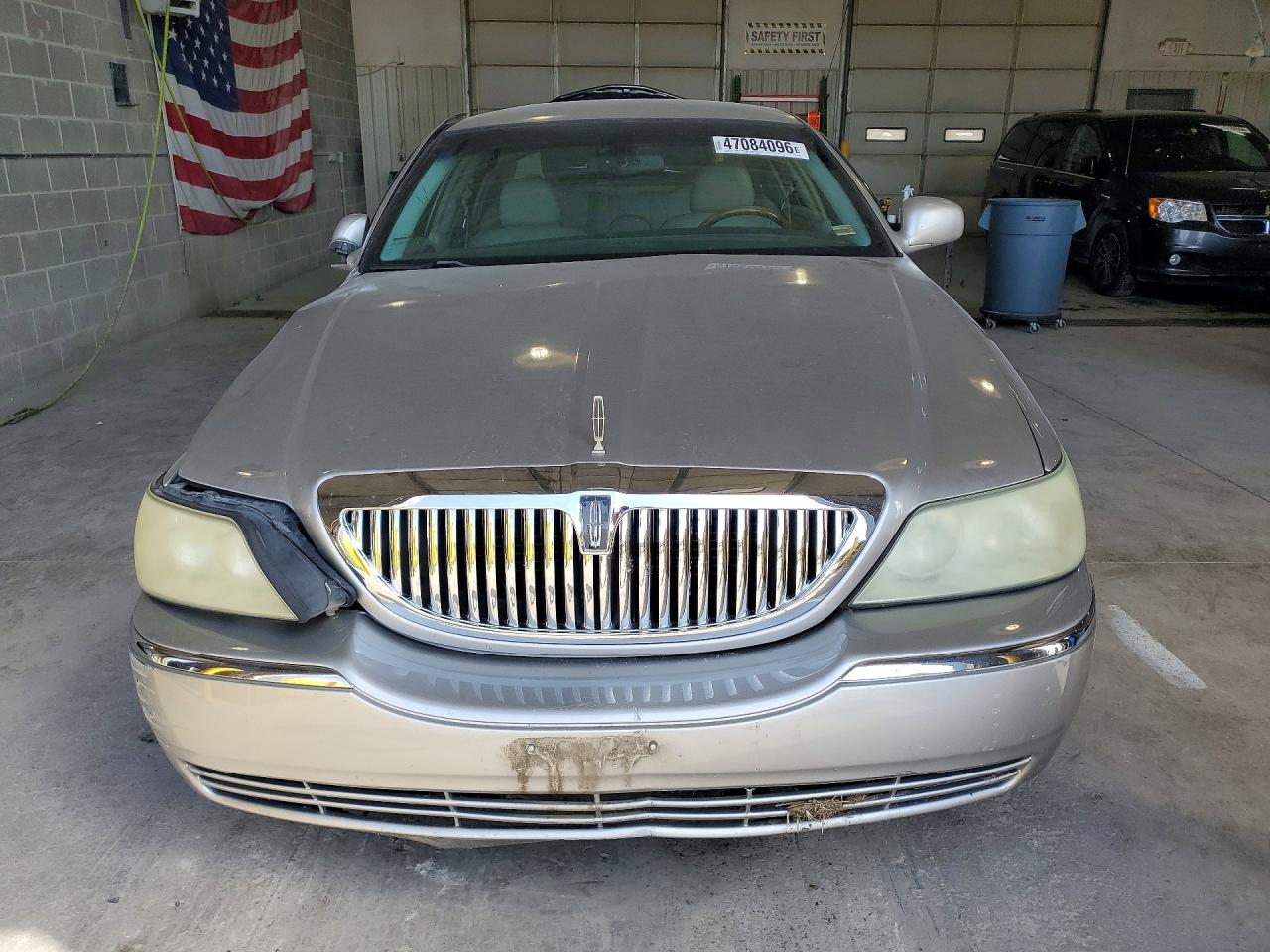 2003 Lincoln Town Car Signature Silver vin: 1LNHM82W73Y661288