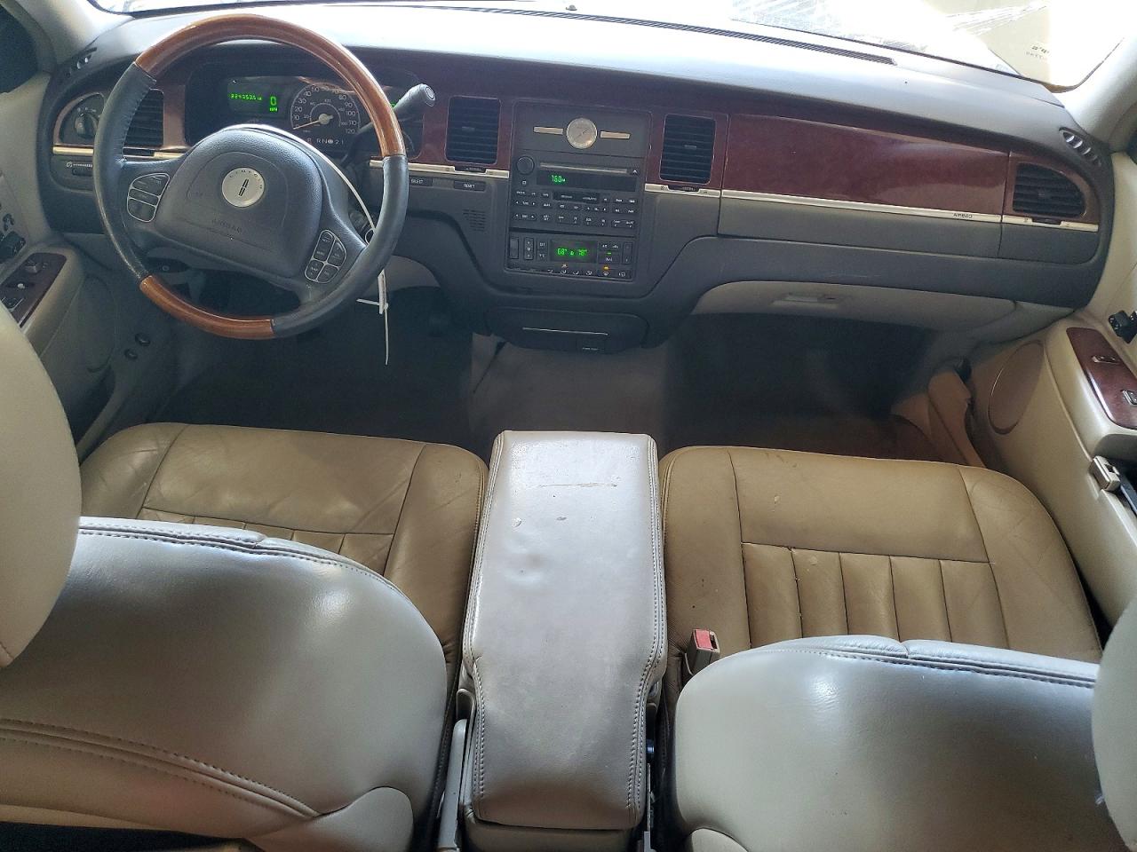 2003 Lincoln Town Car Signature Silver vin: 1LNHM82W73Y661288