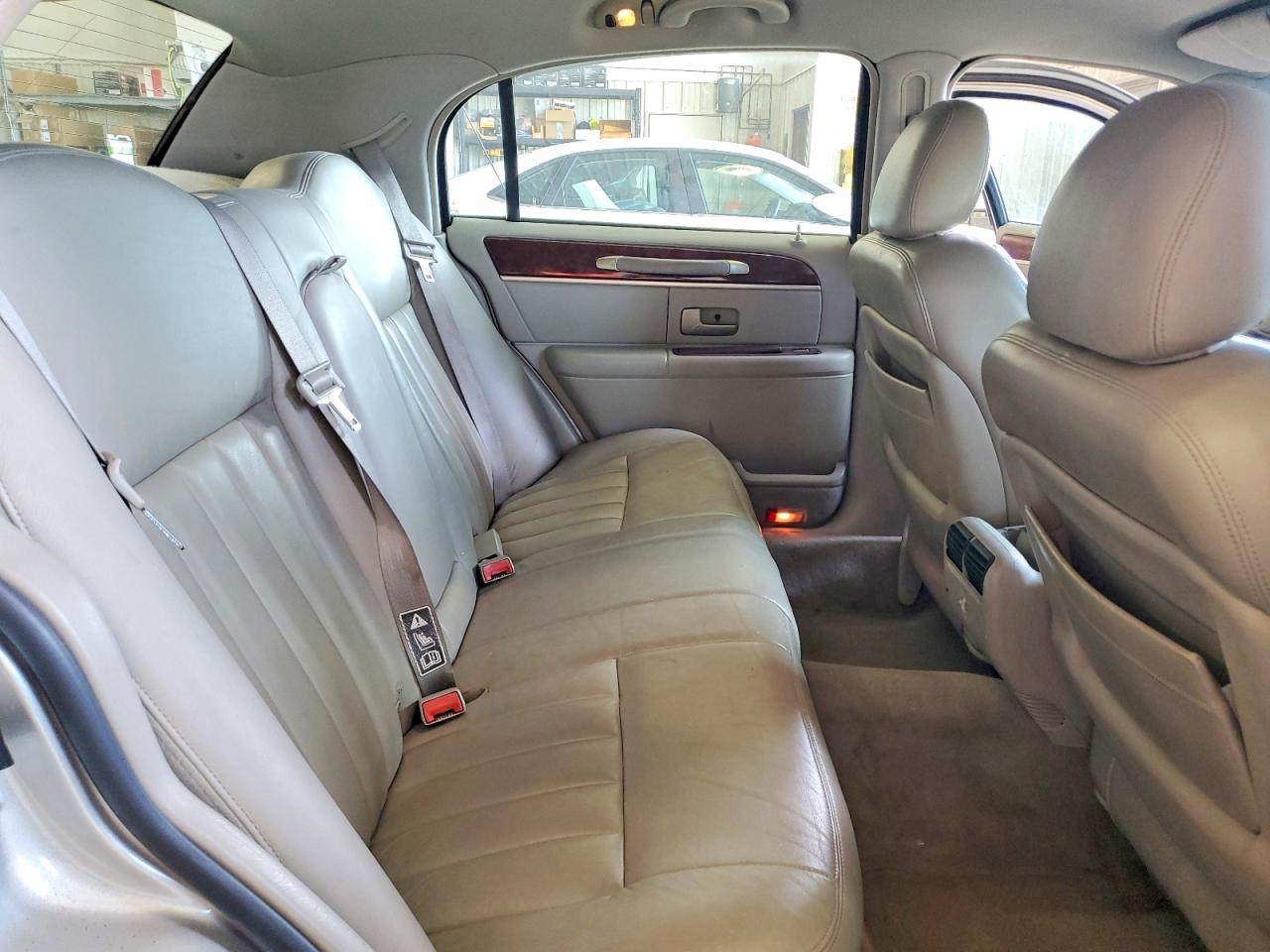 2003 Lincoln Town Car Signature Silver vin: 1LNHM82W73Y661288