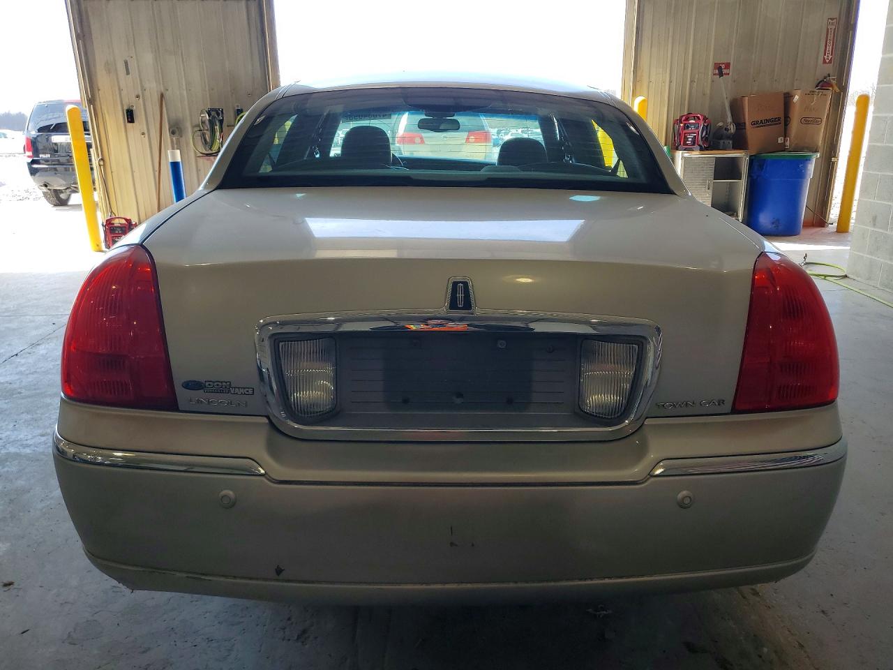 2003 Lincoln Town Car Signature Silver vin: 1LNHM82W73Y661288