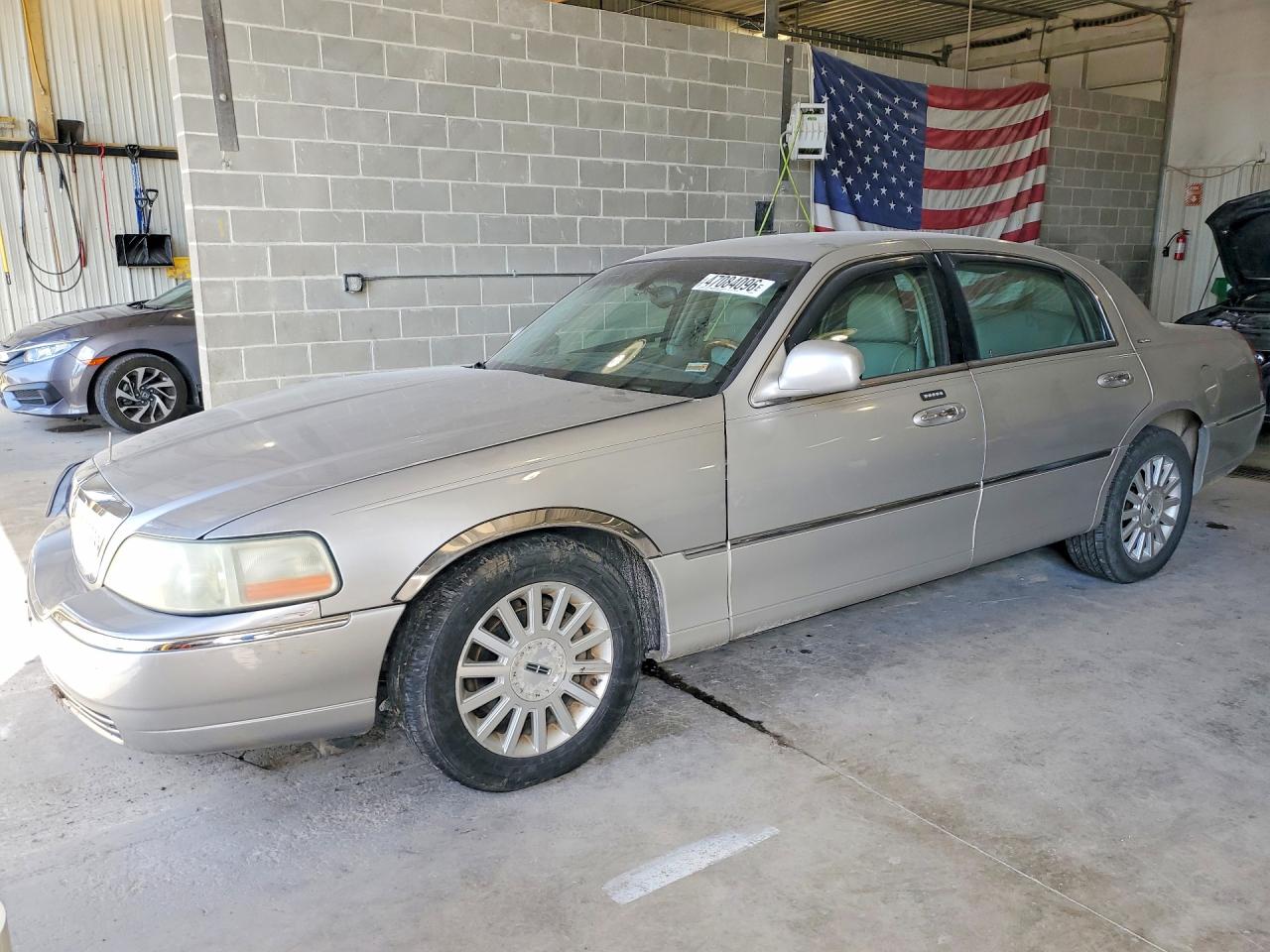 2003 Lincoln Town Car Signature Silver vin: 1LNHM82W73Y661288