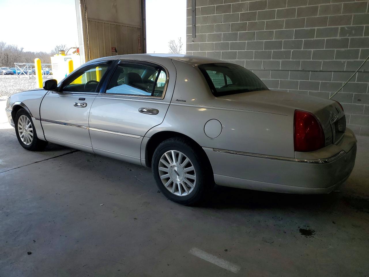2003 Lincoln Town Car Signature Silver vin: 1LNHM82W73Y661288