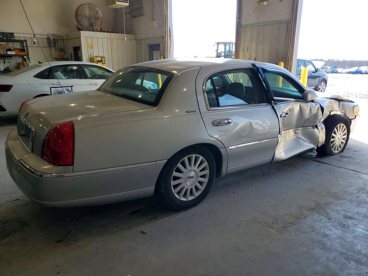 2003 Lincoln Town Car Signature Silver vin: 1LNHM82W73Y661288