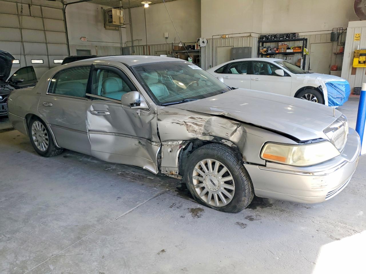 2003 Lincoln Town Car Signature Silver vin: 1LNHM82W73Y661288