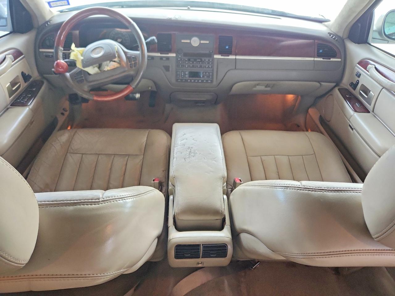 2003 Lincoln Town Car Signature Silver vin: 1LNHM82W73Y703166
