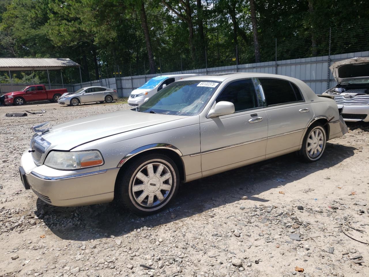 2005 Lincoln Town Car Signature Limited Cream vin: 1LNHM82W75Y664307