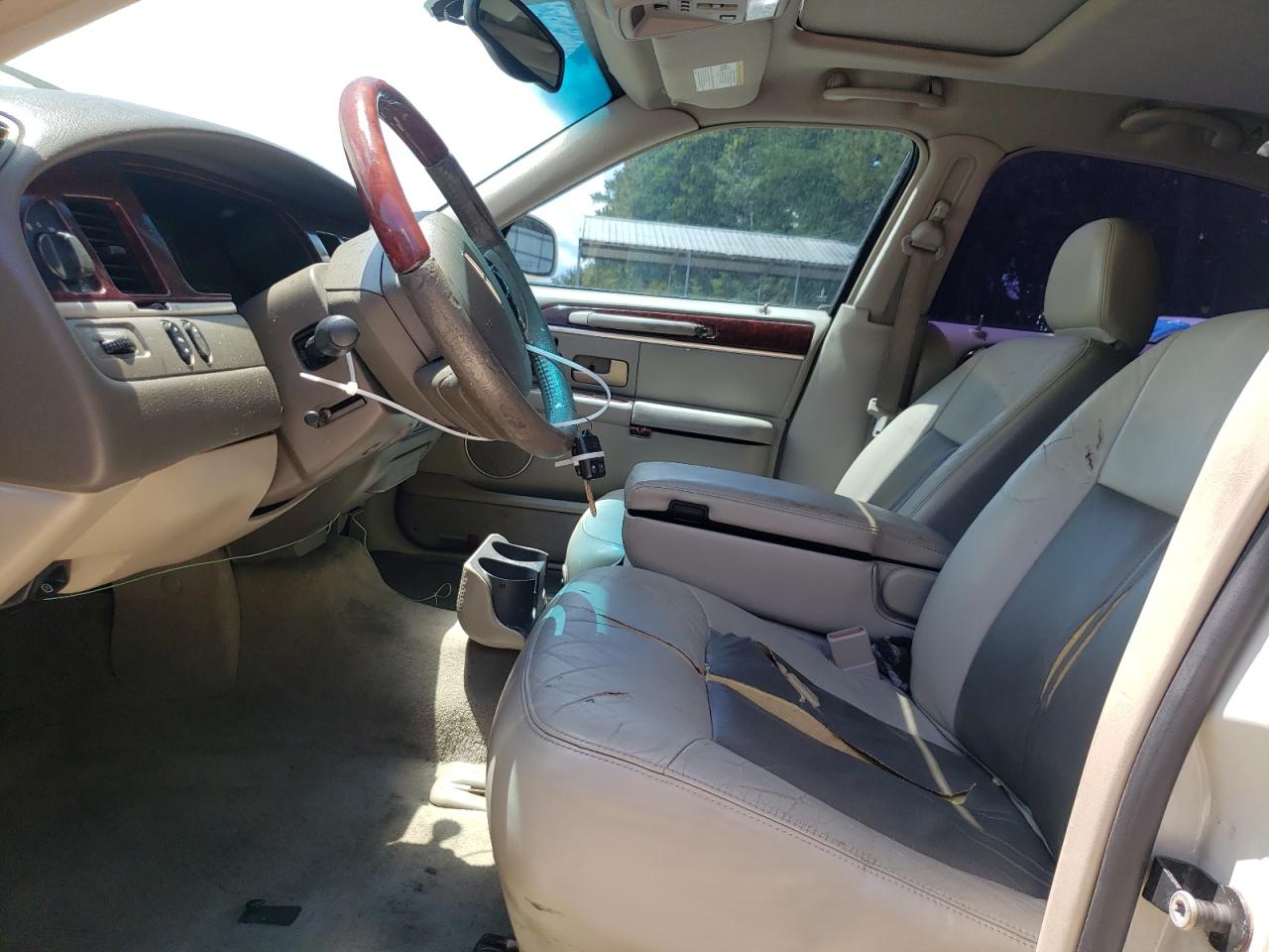 2005 Lincoln Town Car Signature Limited Cream vin: 1LNHM82W75Y664307