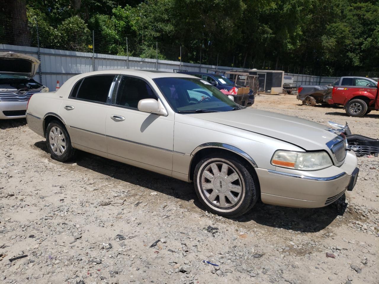 2005 Lincoln Town Car Signature Limited Cream vin: 1LNHM82W75Y664307