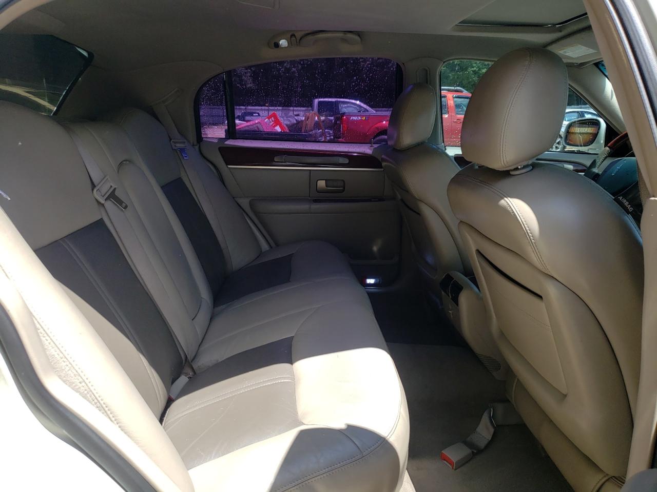 2005 Lincoln Town Car Signature Limited Cream vin: 1LNHM82W75Y664307