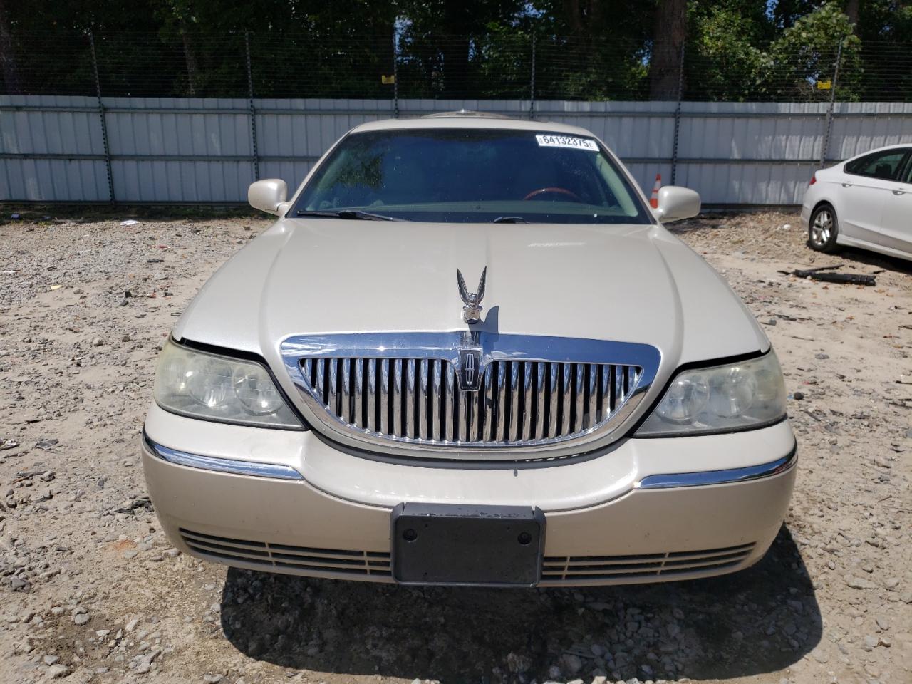 2005 Lincoln Town Car Signature Limited Cream vin: 1LNHM82W75Y664307