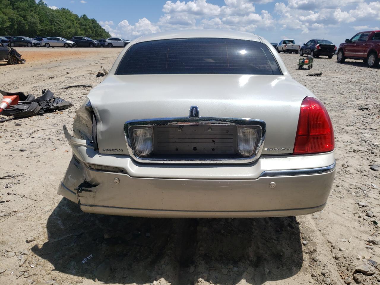 2005 Lincoln Town Car Signature Limited Cream vin: 1LNHM82W75Y664307
