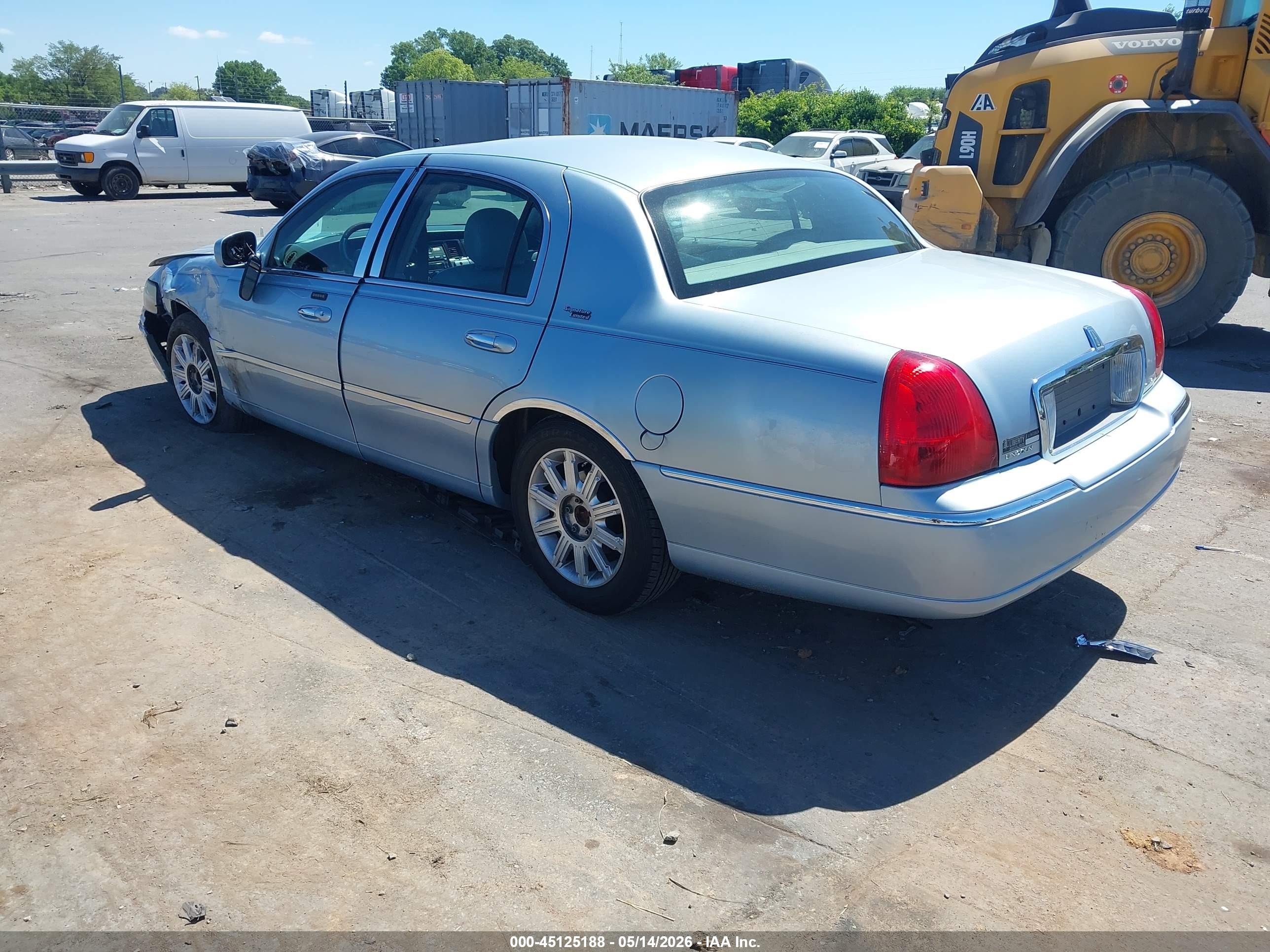 2006 Lincoln Town Car Signature Limited Light Blue vin: 1LNHM82W76Y646097