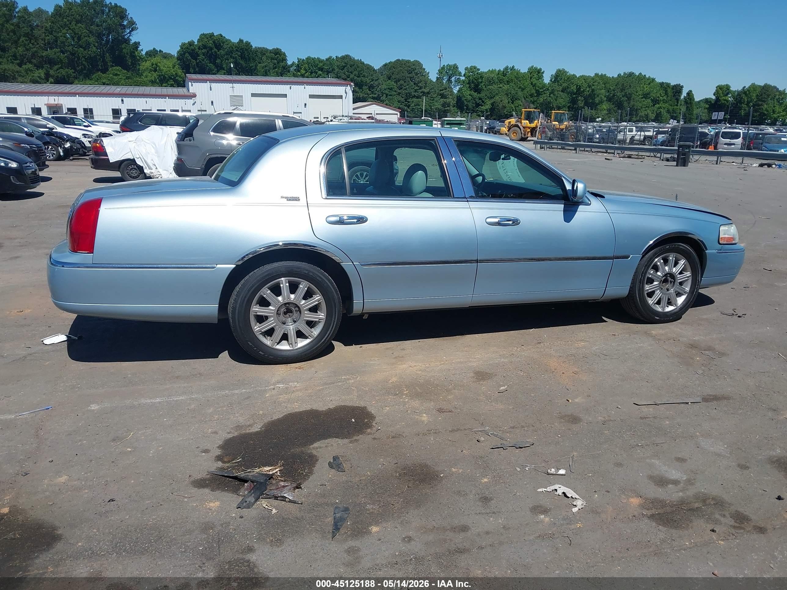 2006 Lincoln Town Car Signature Limited Light Blue vin: 1LNHM82W76Y646097