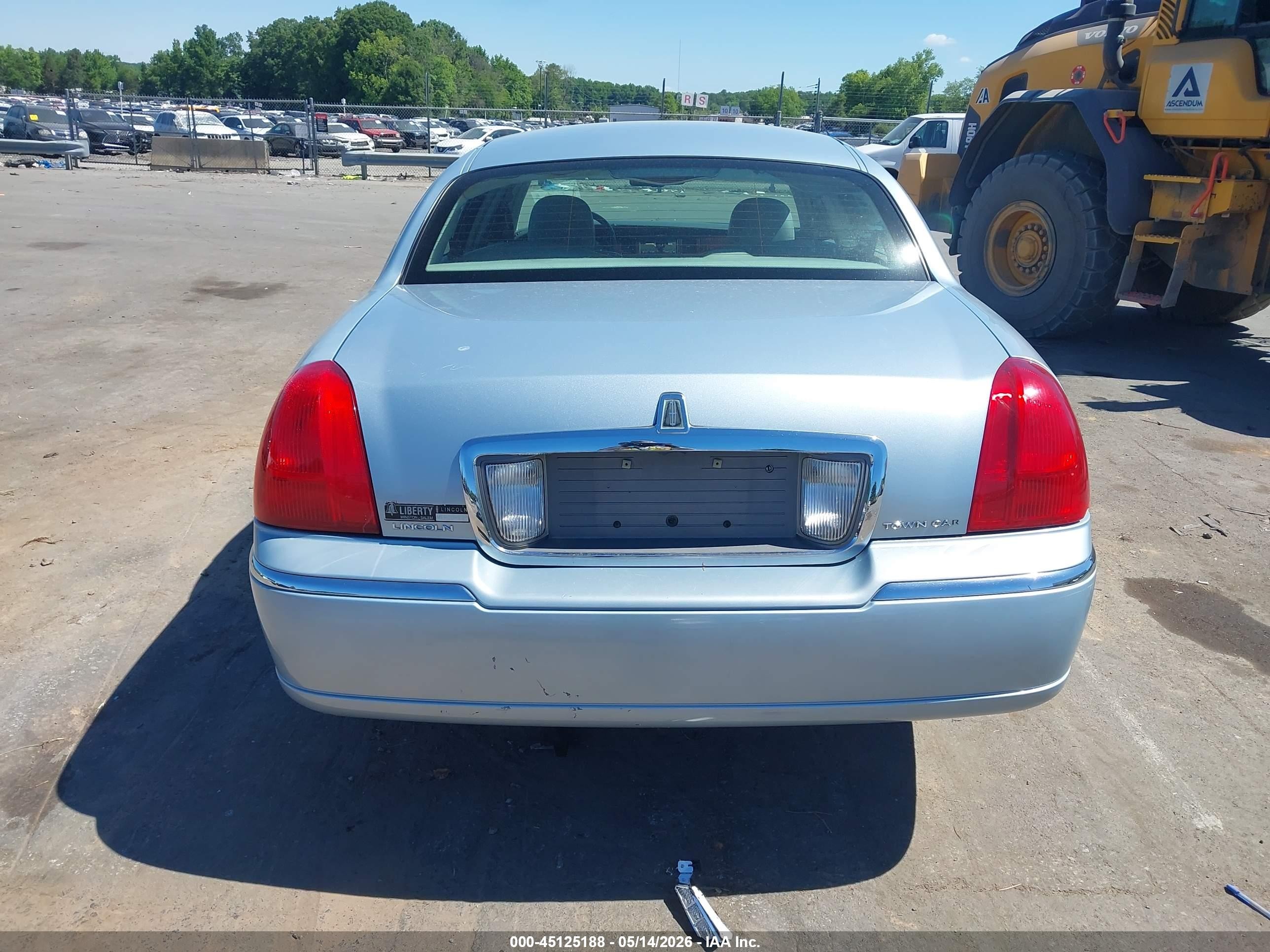 2006 Lincoln Town Car Signature Limited Light Blue vin: 1LNHM82W76Y646097