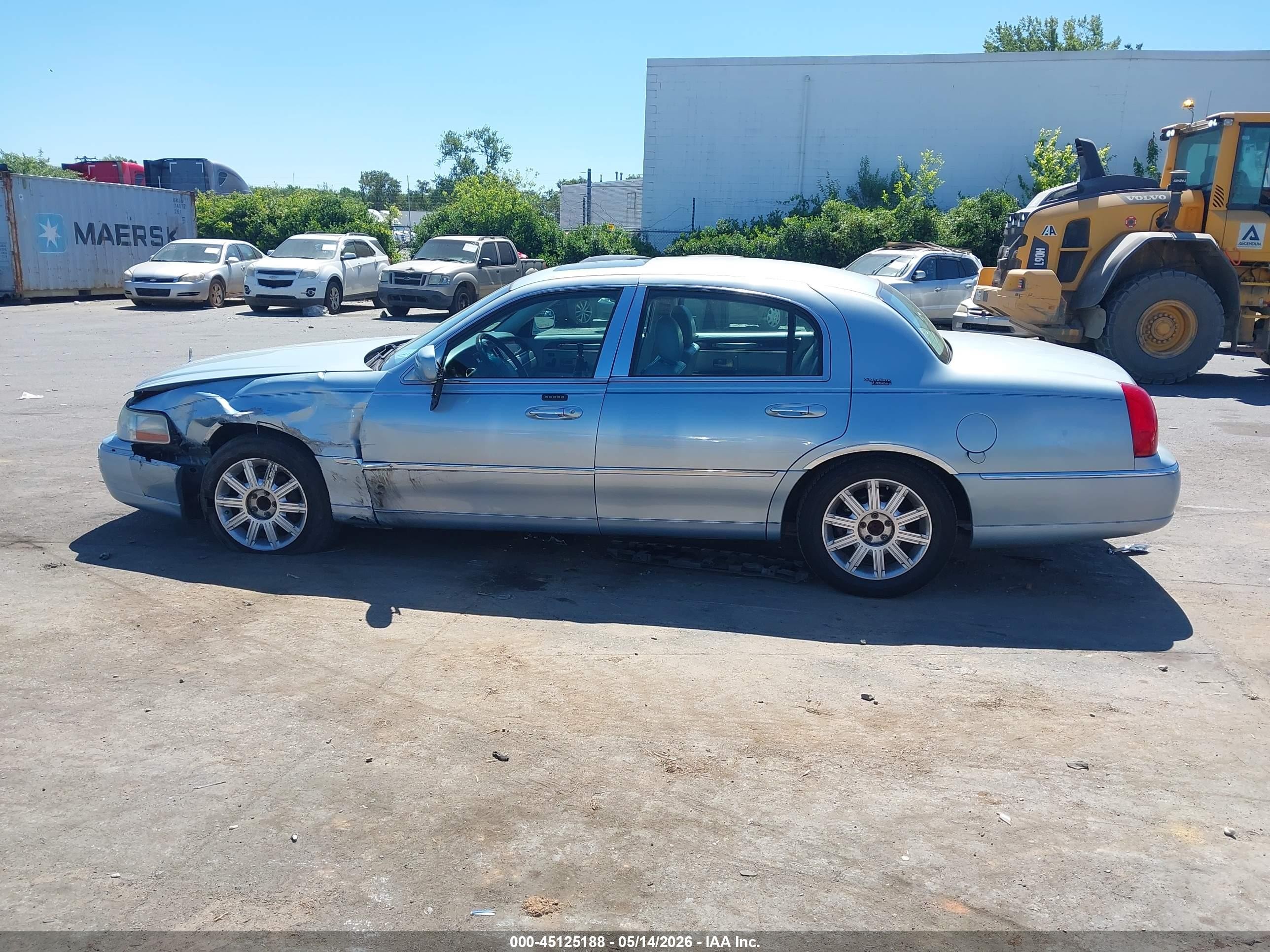 2006 Lincoln Town Car Signature Limited Light Blue vin: 1LNHM82W76Y646097