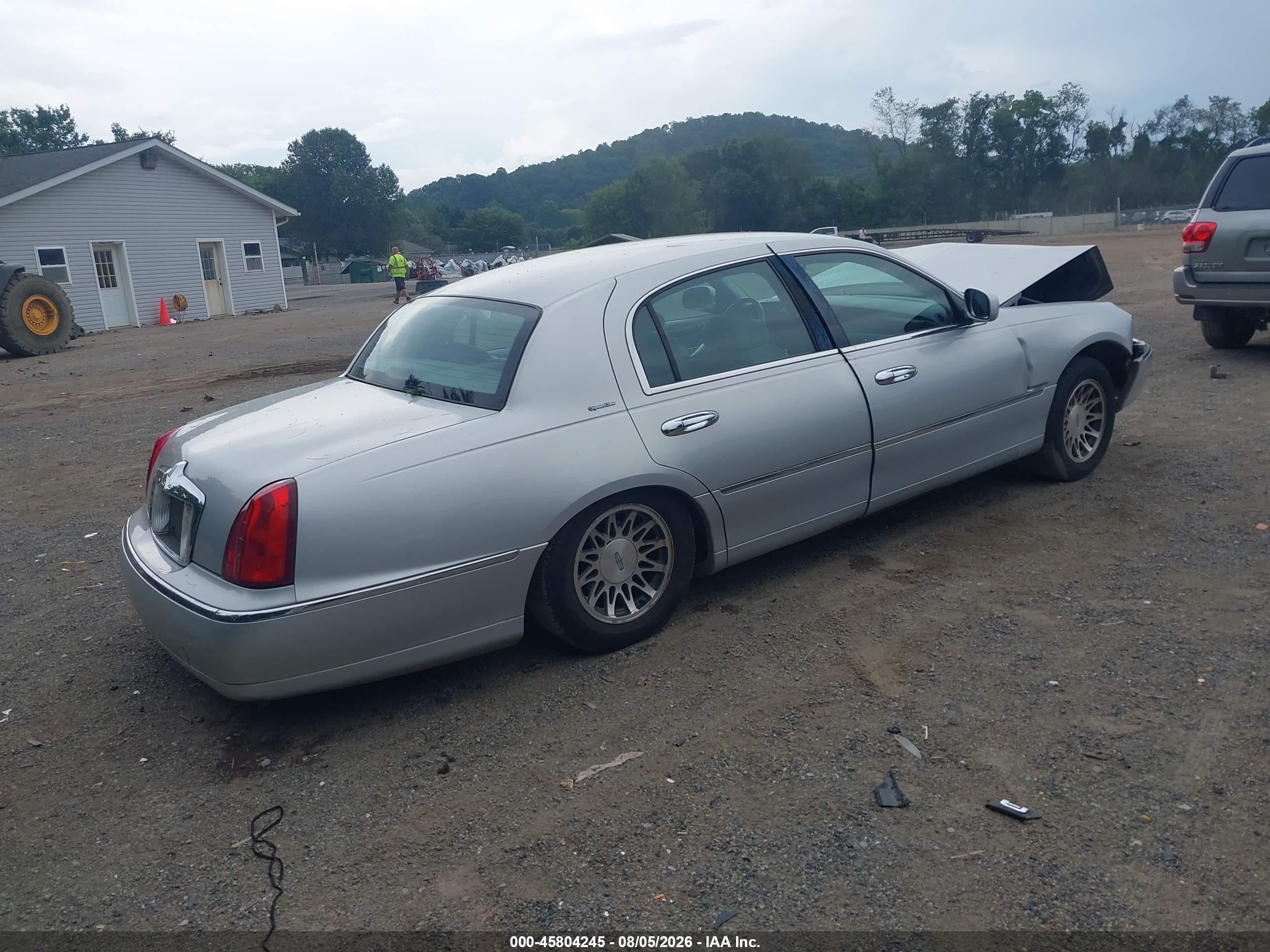 2000 Lincoln Town Car Signature Silver vin: 1LNHM82W7YY844522