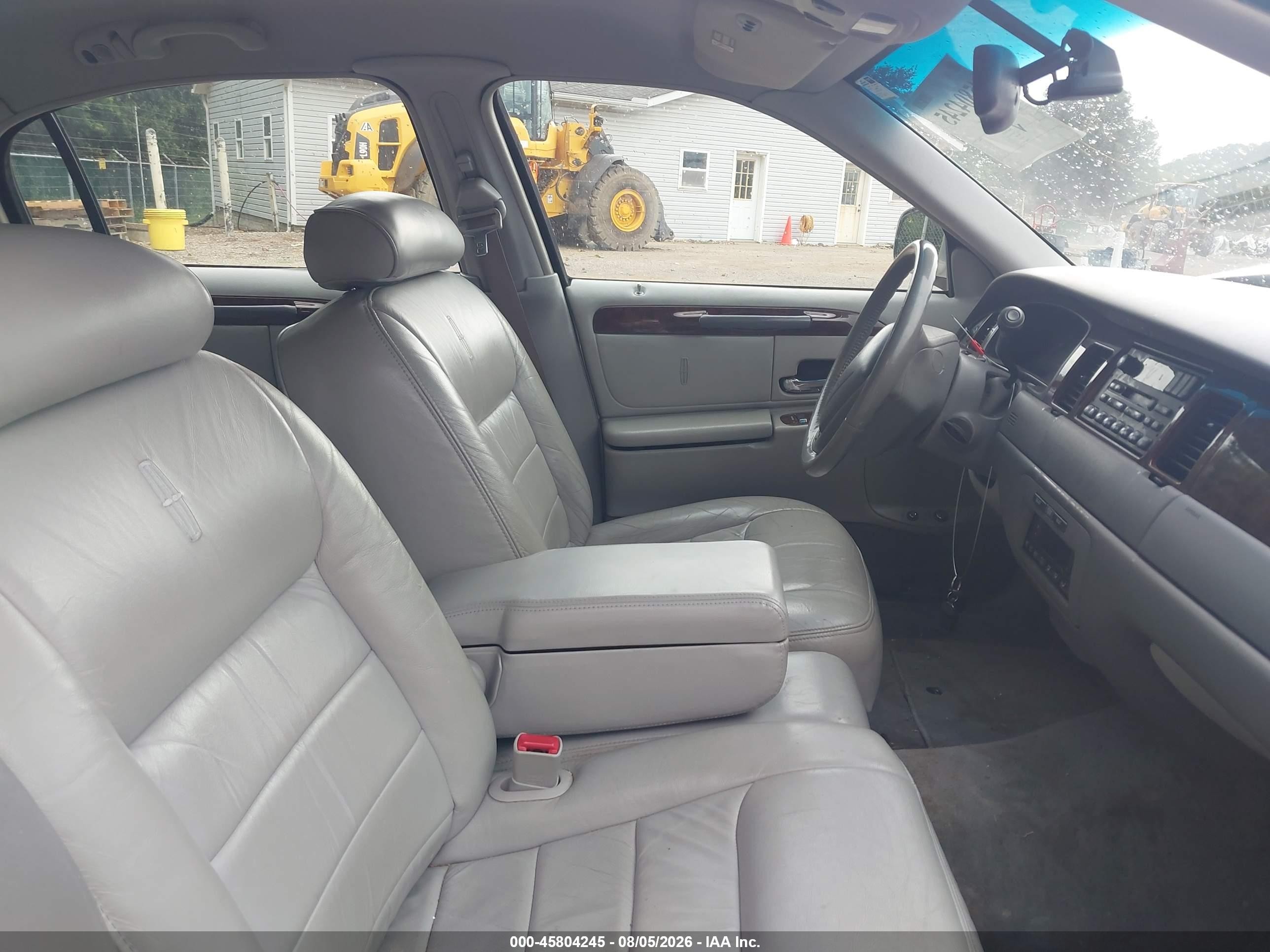 2000 Lincoln Town Car Signature Silver vin: 1LNHM82W7YY844522