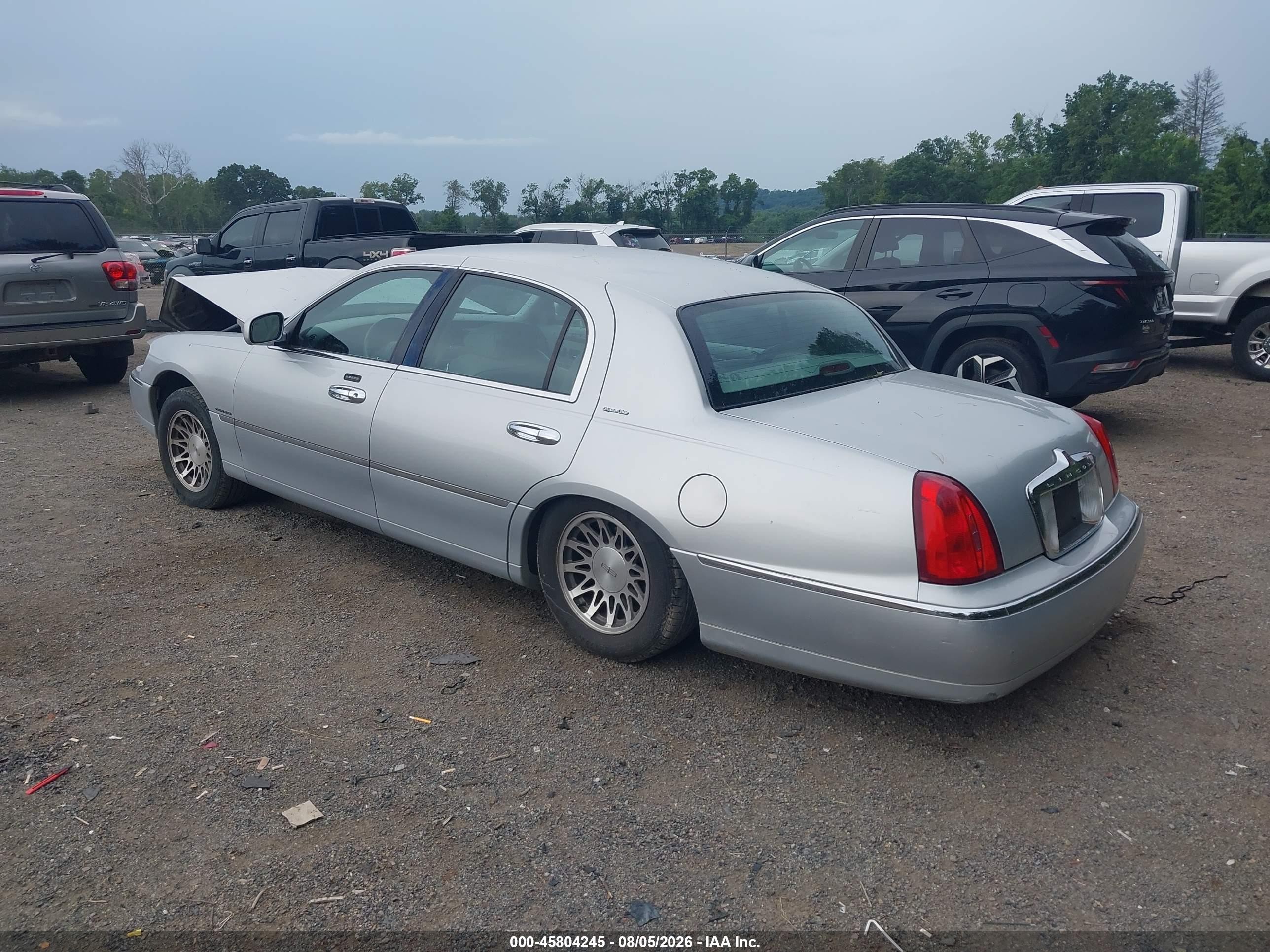 2000 Lincoln Town Car Signature Silver vin: 1LNHM82W7YY844522
