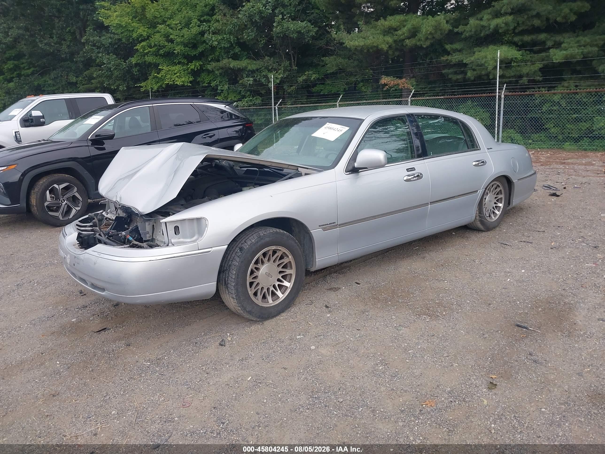 2000 Lincoln Town Car Signature Silver vin: 1LNHM82W7YY844522