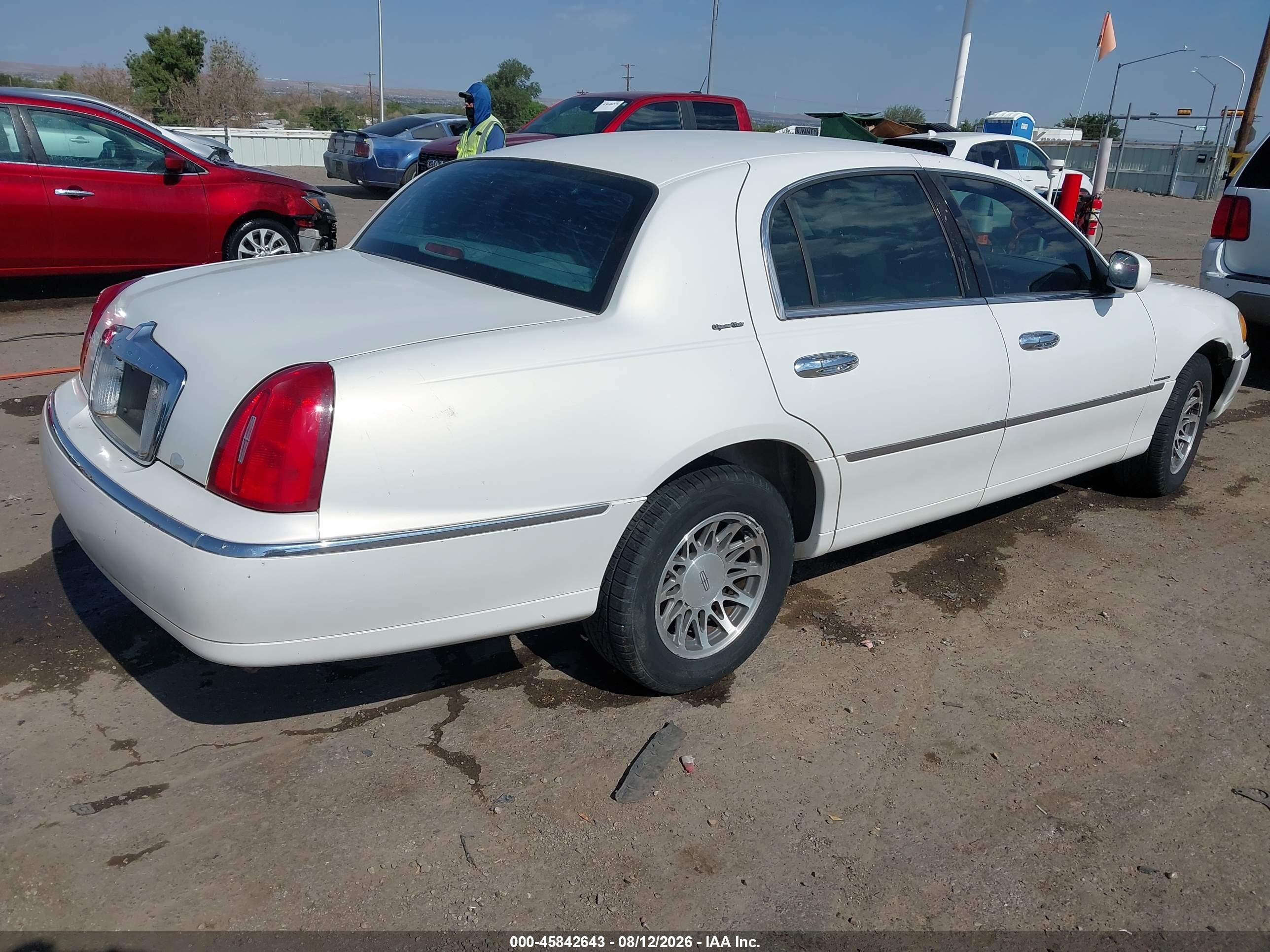 2002 Lincoln Town Car Signature White vin: 1LNHM82W82Y637600