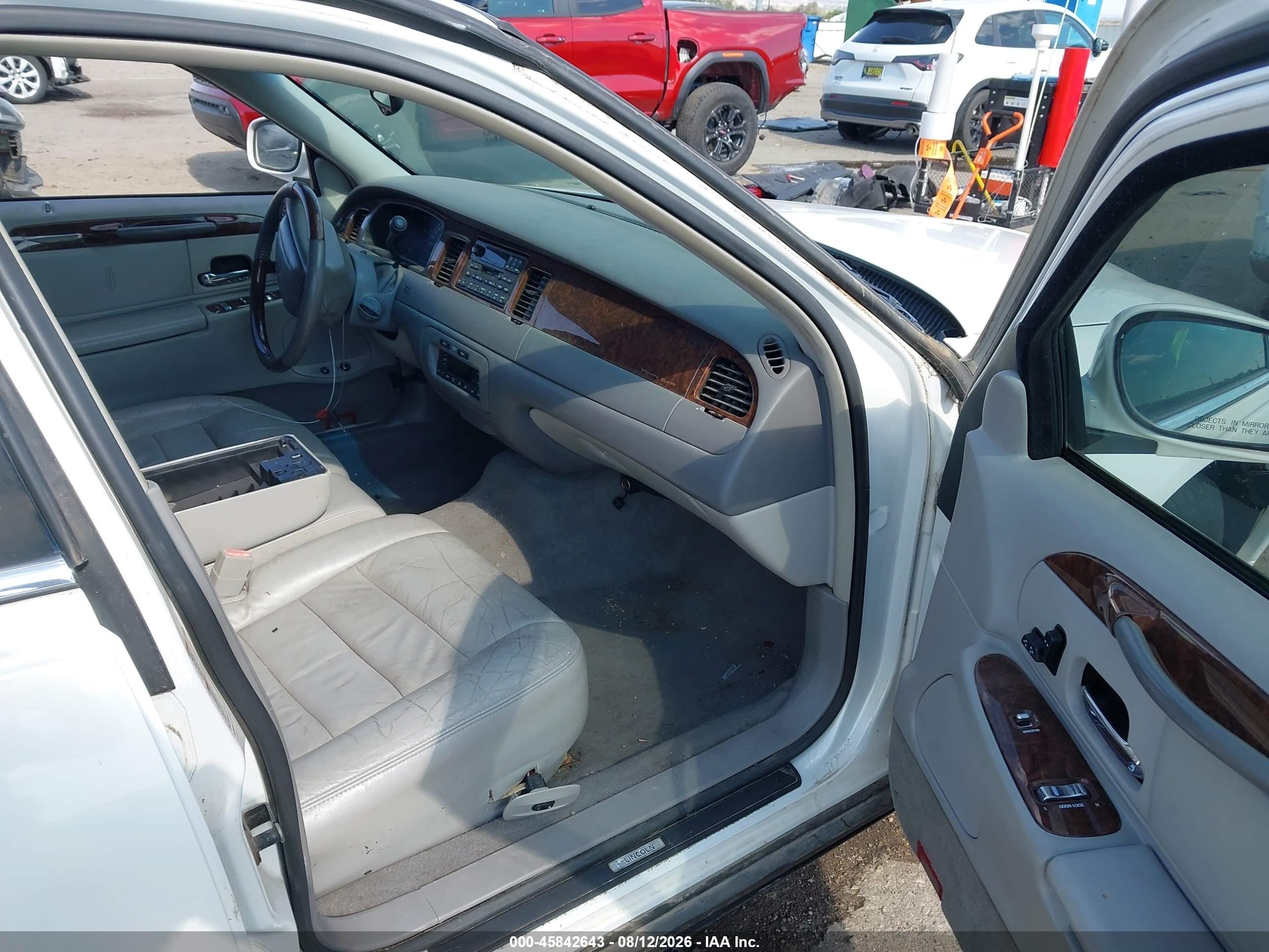 2002 Lincoln Town Car Signature White vin: 1LNHM82W82Y637600