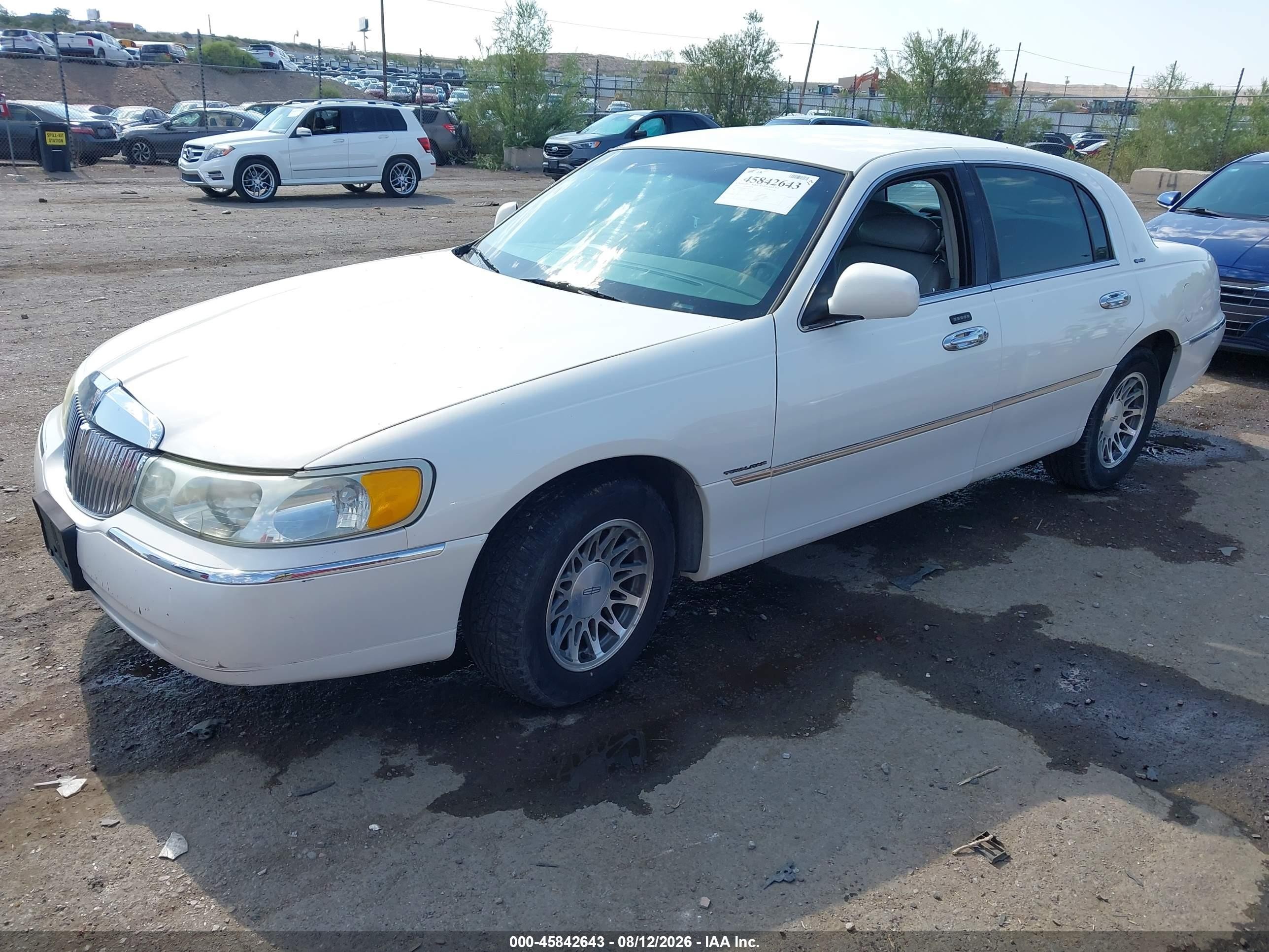 2002 Lincoln Town Car Signature White vin: 1LNHM82W82Y637600