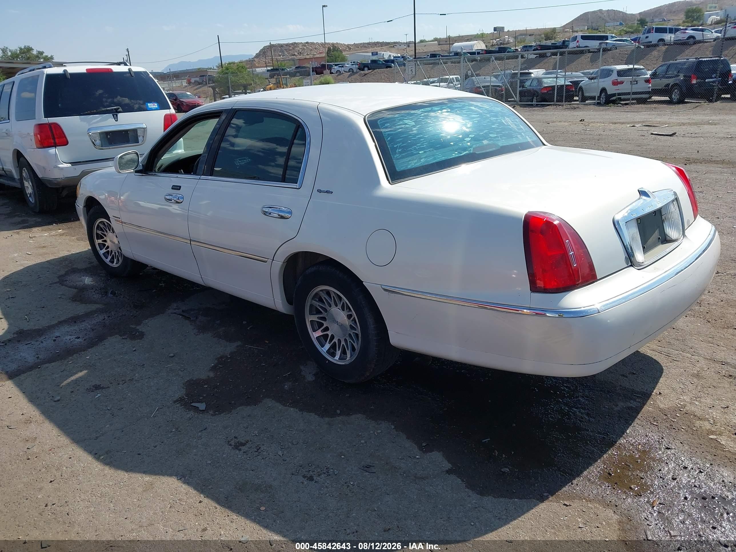 2002 Lincoln Town Car Signature White vin: 1LNHM82W82Y637600
