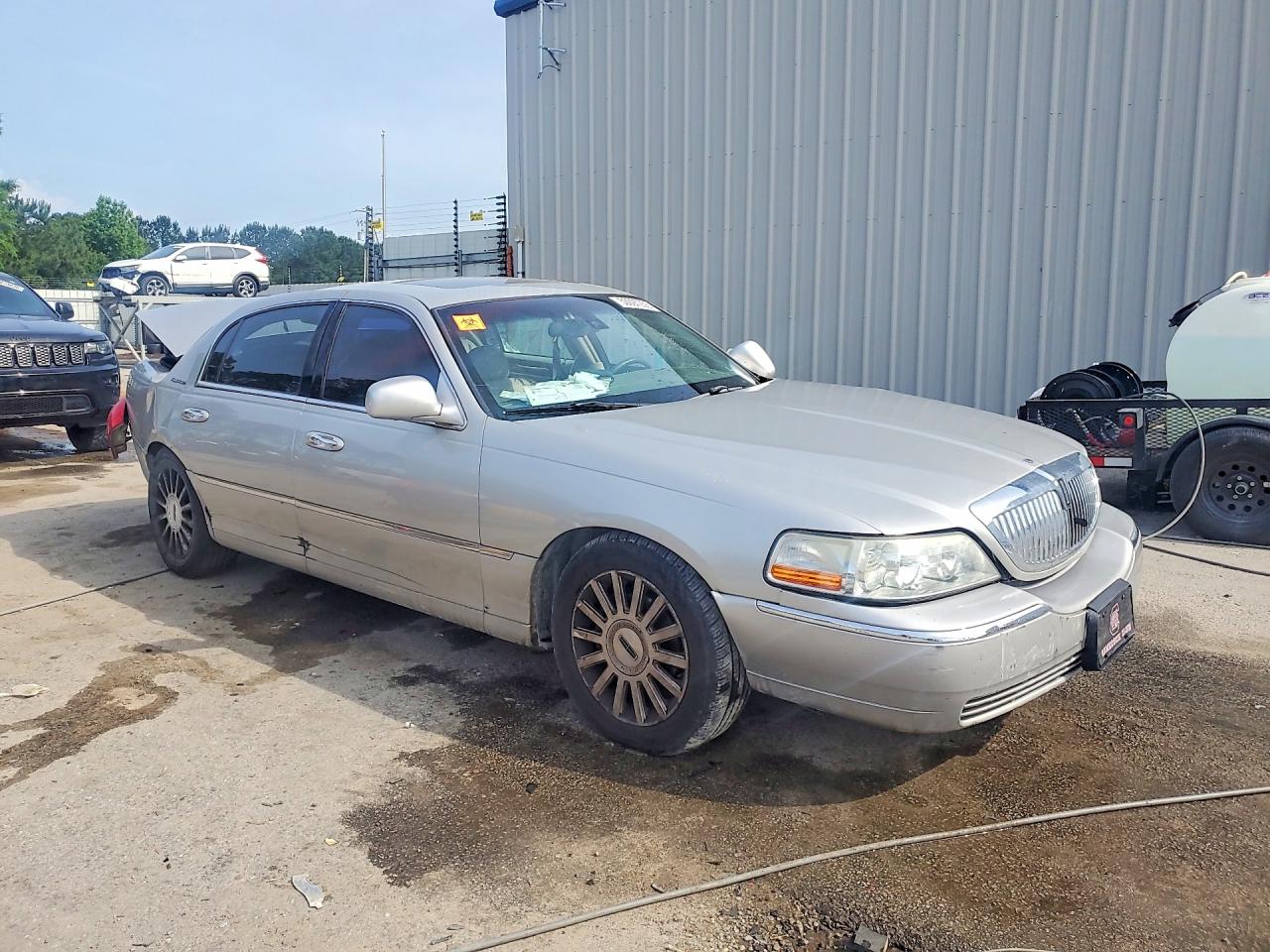 2003 Lincoln Town Car Signature Beige vin: 1LNHM82W83Y604808