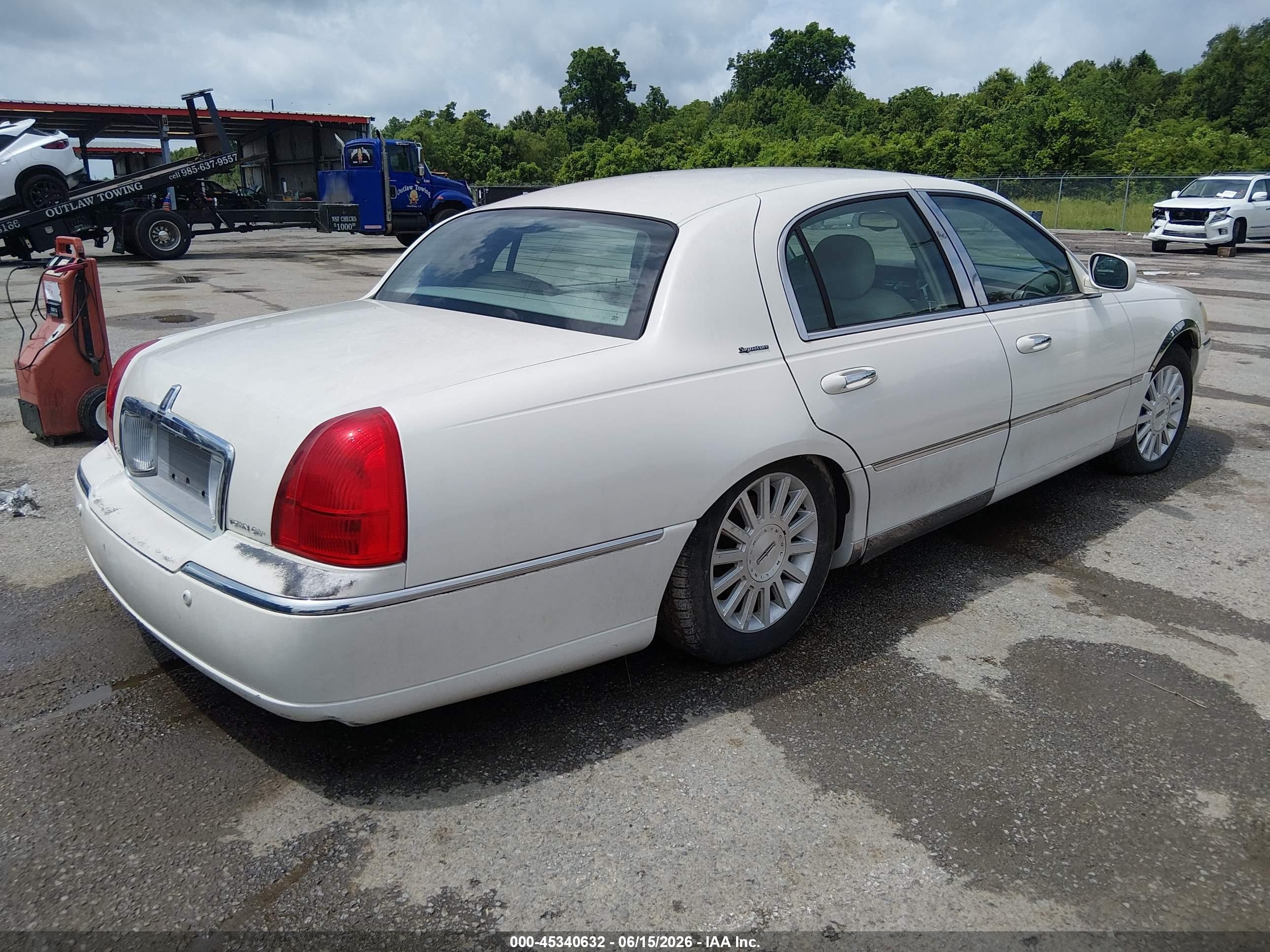 2003 Lincoln Town Car Signature White vin: 1LNHM82W83Y703242