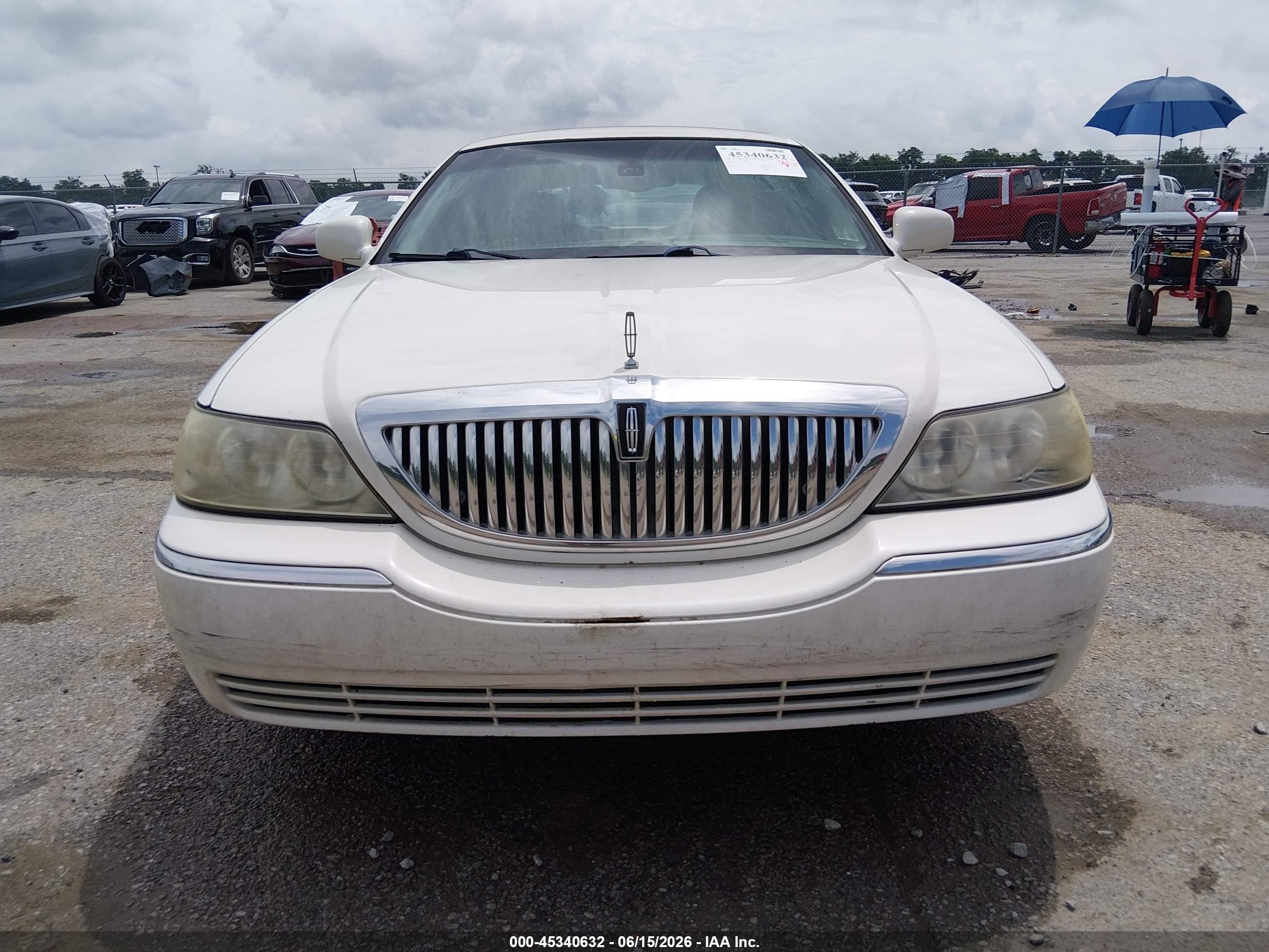 2003 Lincoln Town Car Signature White vin: 1LNHM82W83Y703242