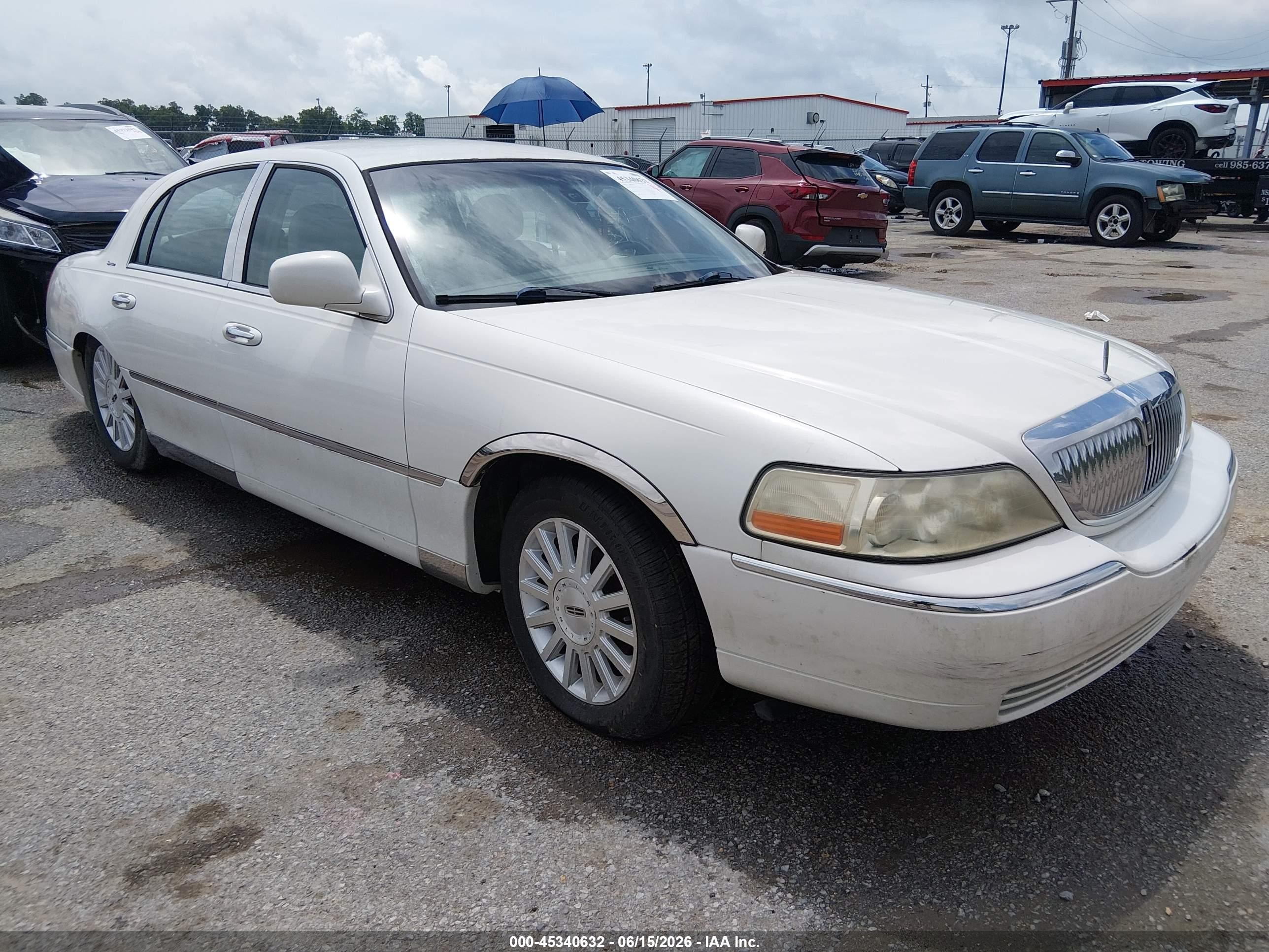 2003 Lincoln Town Car Signature White vin: 1LNHM82W83Y703242