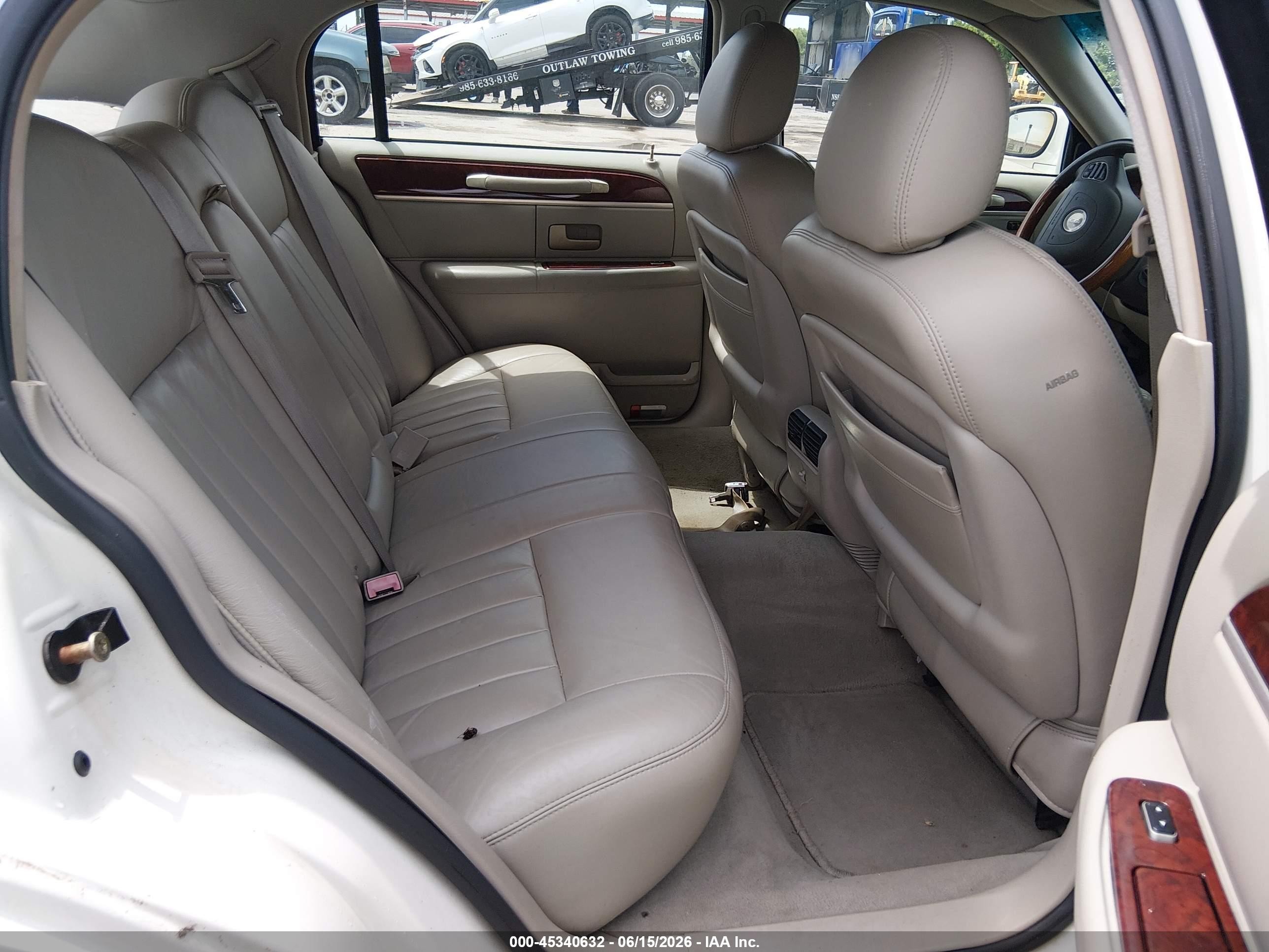 2003 Lincoln Town Car Signature White vin: 1LNHM82W83Y703242