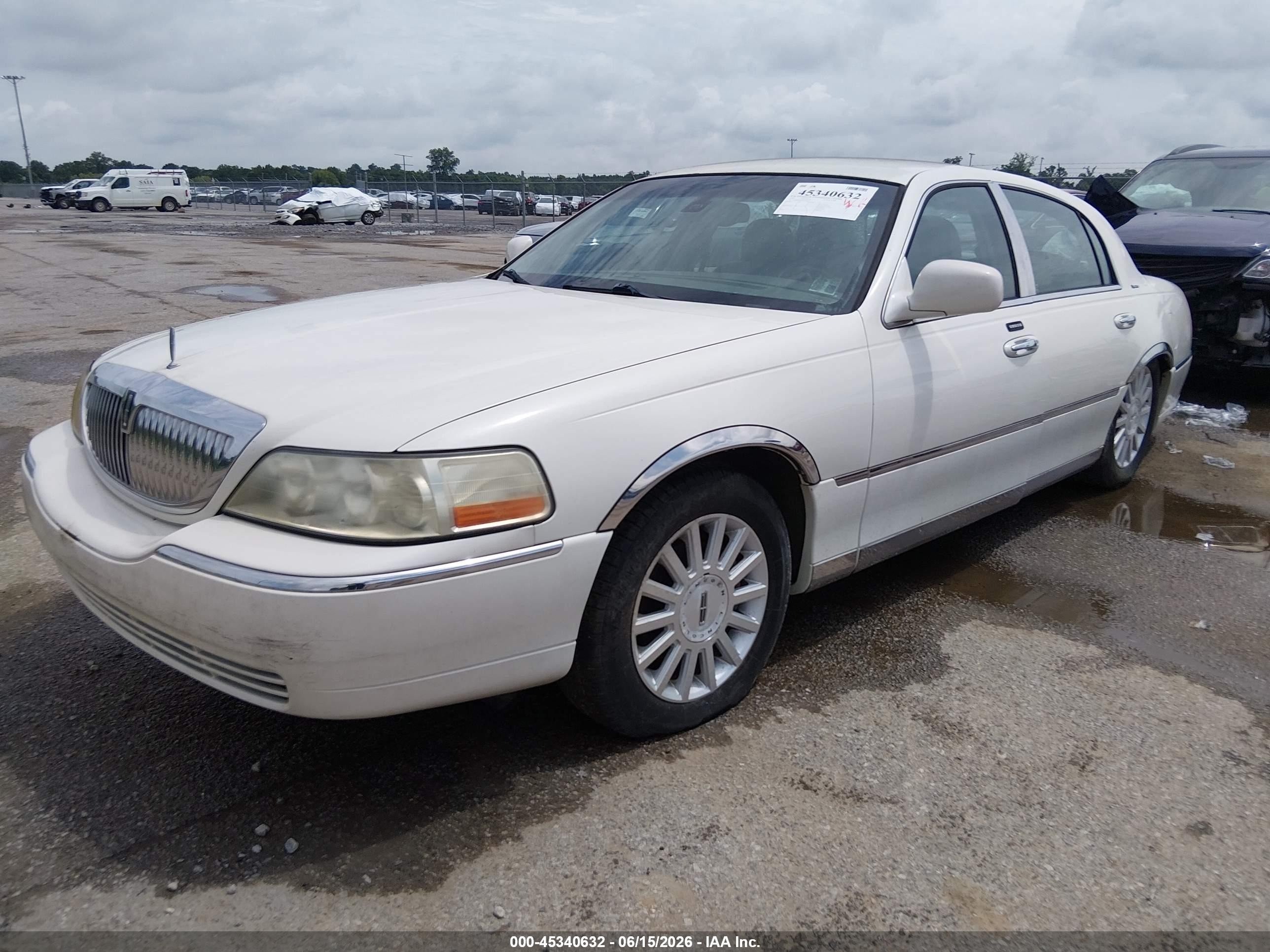 2003 Lincoln Town Car Signature White vin: 1LNHM82W83Y703242