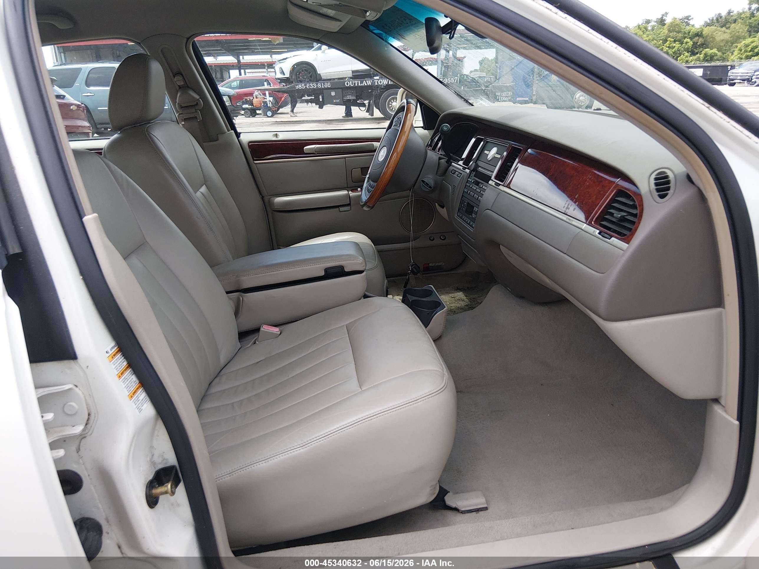 2003 Lincoln Town Car Signature White vin: 1LNHM82W83Y703242