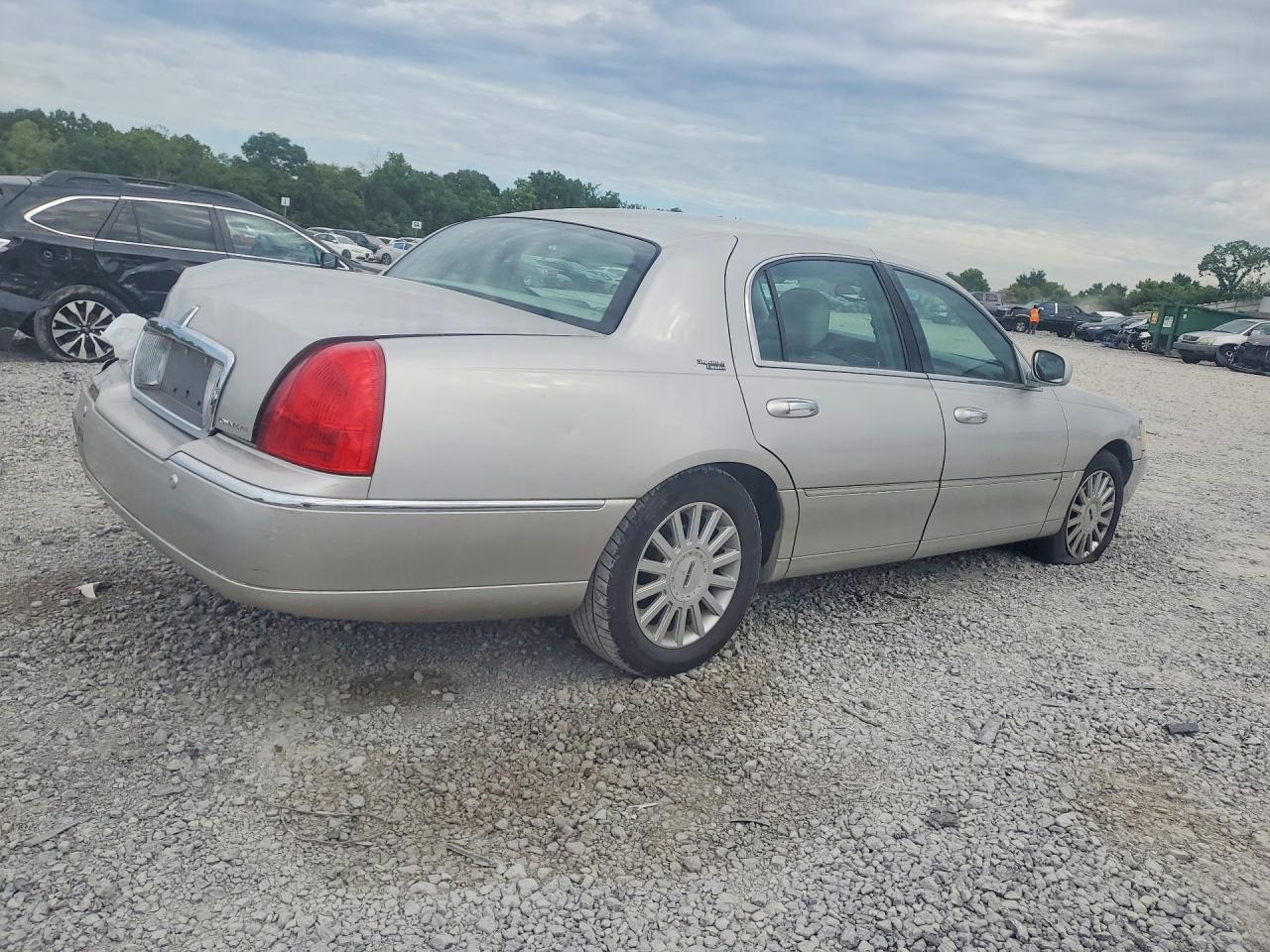 2005 Lincoln Town Car Signature Limited Gray vin: 1LNHM82W85Y643529