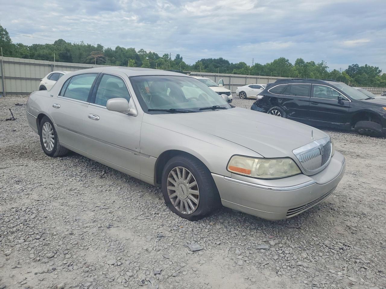 2005 Lincoln Town Car Signature Limited Gray vin: 1LNHM82W85Y643529