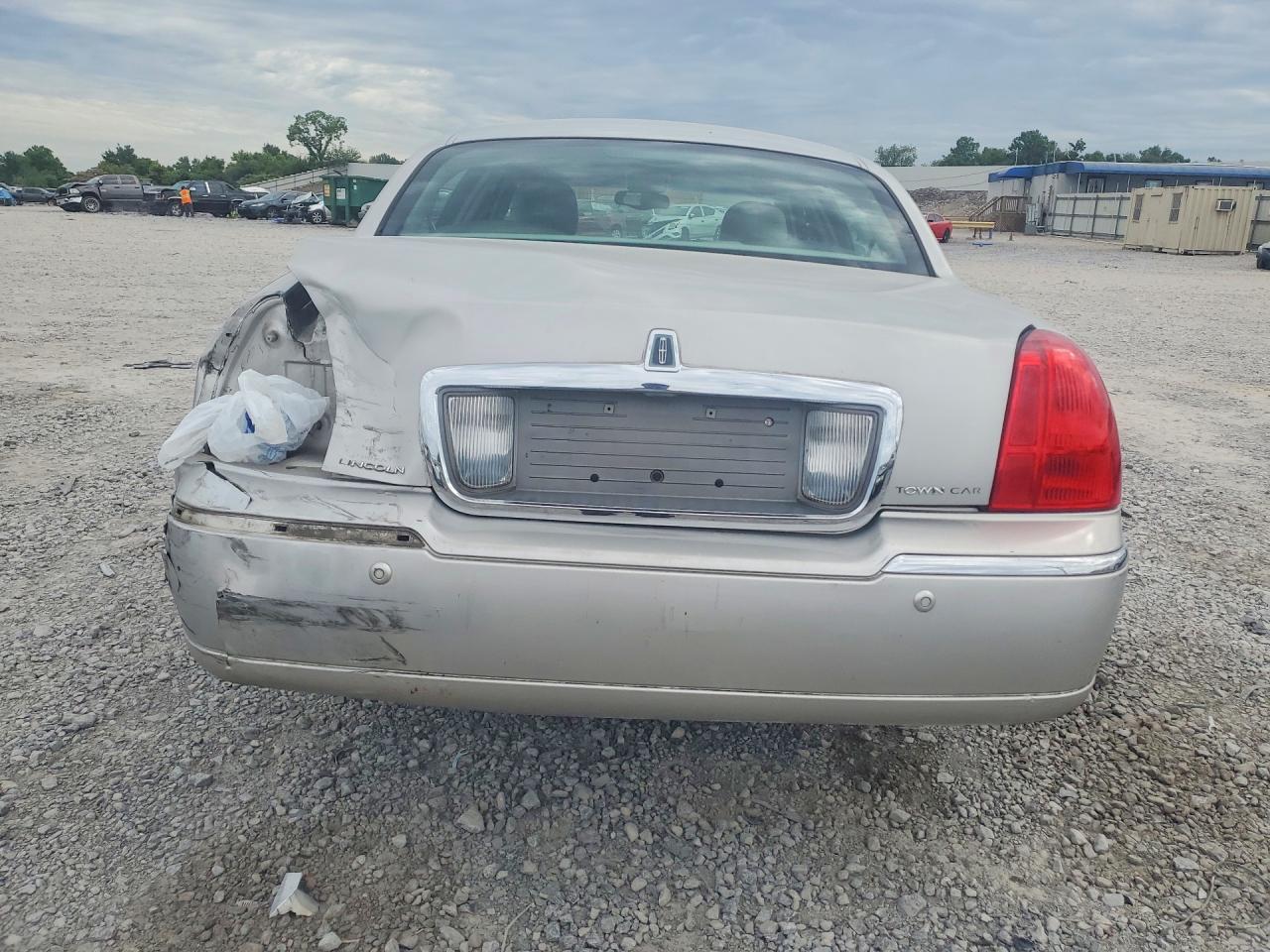 2005 Lincoln Town Car Signature Limited Gray vin: 1LNHM82W85Y643529