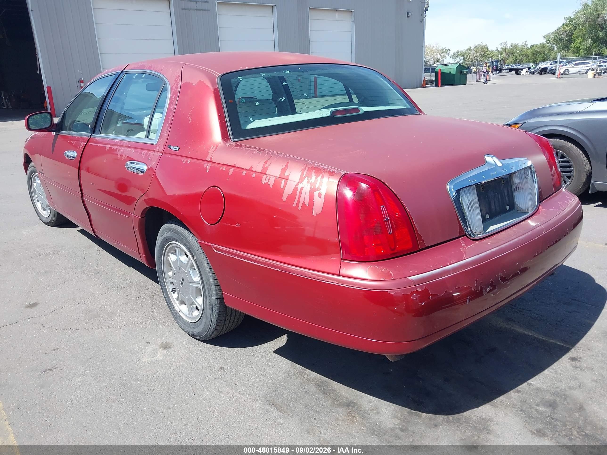 1999 Lincoln Town Car Signature Red vin: 1LNHM82W8XY619086